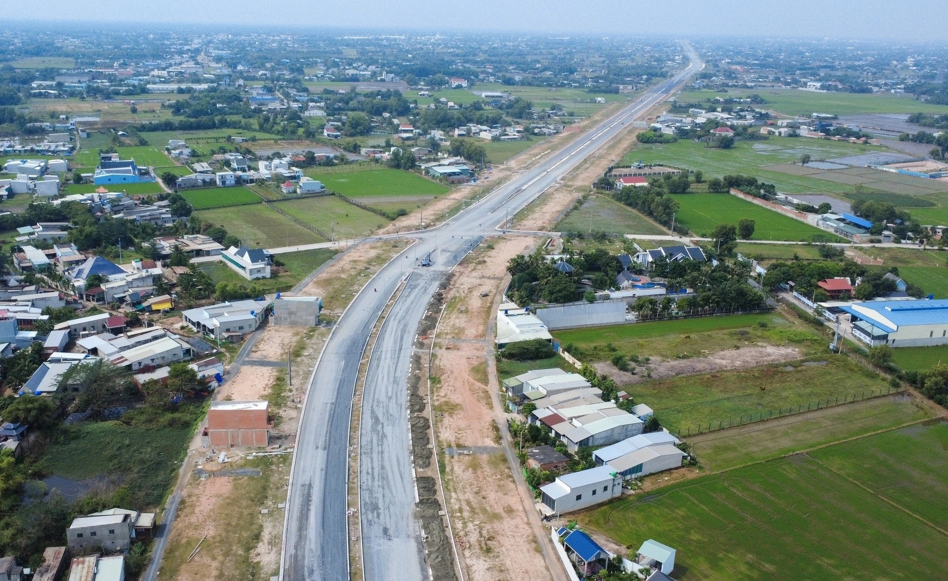 Đơn vị thi công đang đẩy mạnh triển khai dự án đường tỉnh 823D nối TP.HCM và Long An.