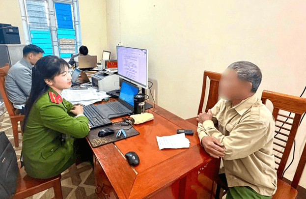 Công an xã Thạch Xuân giải thích thủ đoạn lừa đảo cho ông L.V.T