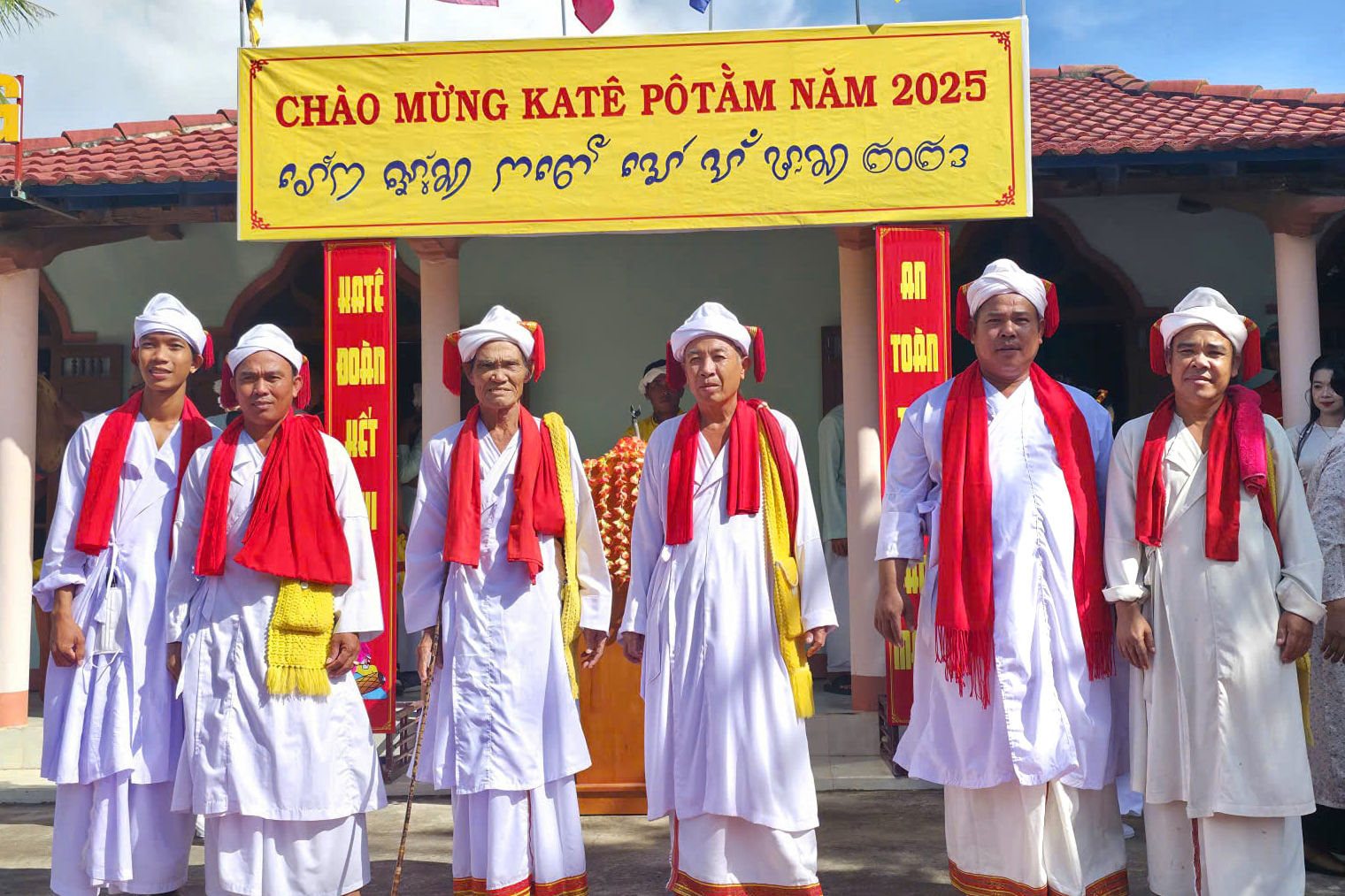 Sư cả Thường Xuân Hữu (thứ ba, từ trái sang ) và các chức sắc Bà La Môn giáo tại Lễ hội Katê tổ chức ở Đền thờ Pô Dam, thôn Lâm Thiện, xã Hàm Thuận, tỉnh Lâm Đồng