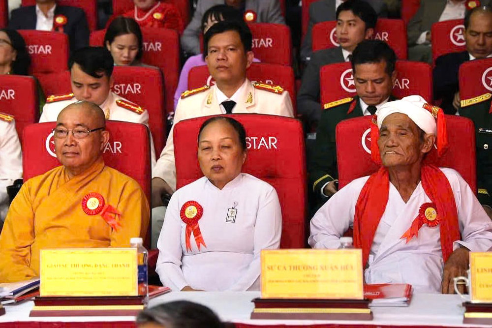 Sư cả Thường Xuân Hữu (bên phải) tham dự Đại hội Đại biểu MTTQ Việt Nam tỉnh Lâm Đồng, nhiệm kỳ 2025 - 2030