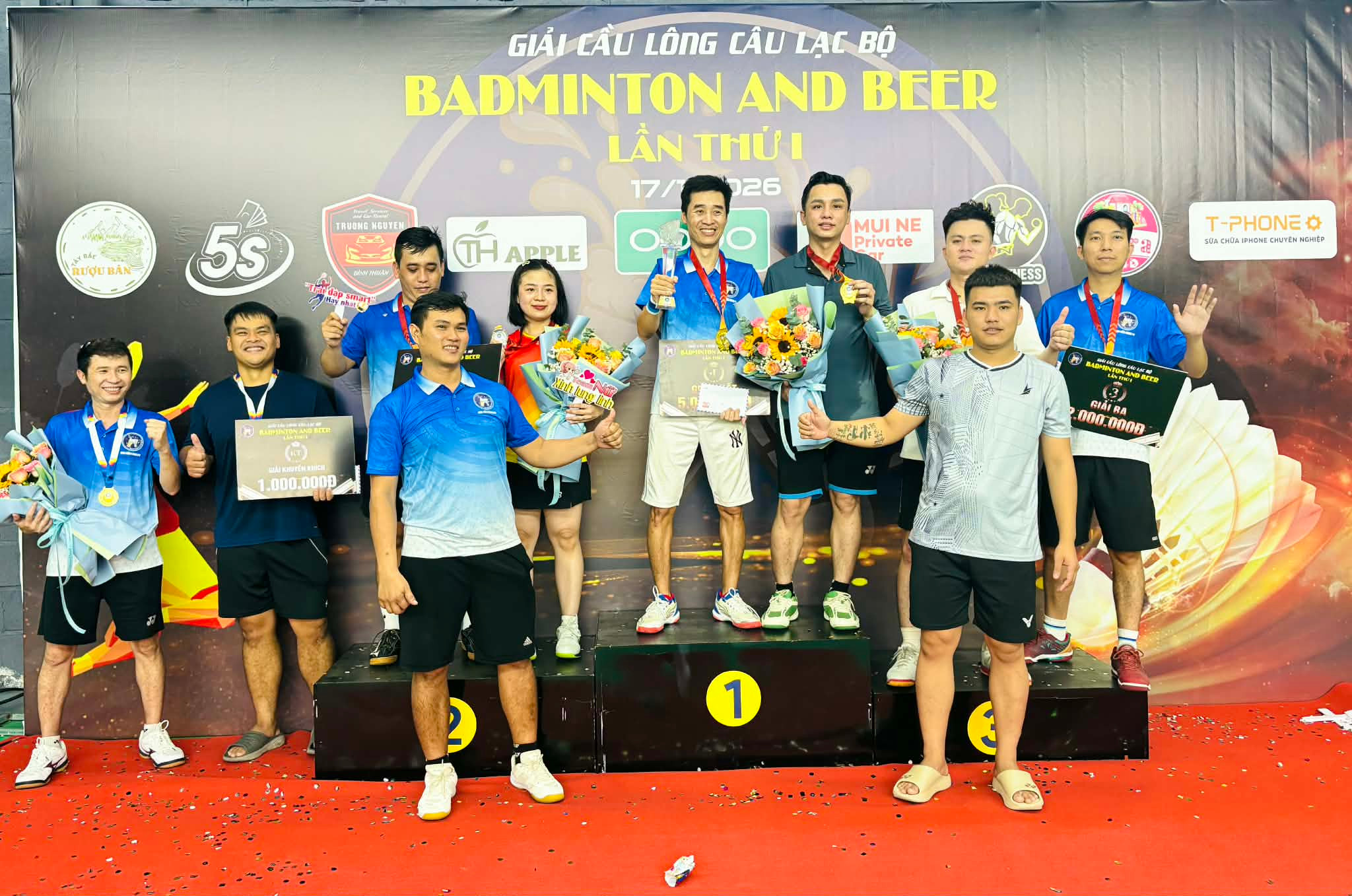 Ban tổ chức trao giải Nhất, Nhì, Ba cho các vận động viên có thành tích xuất sắc.