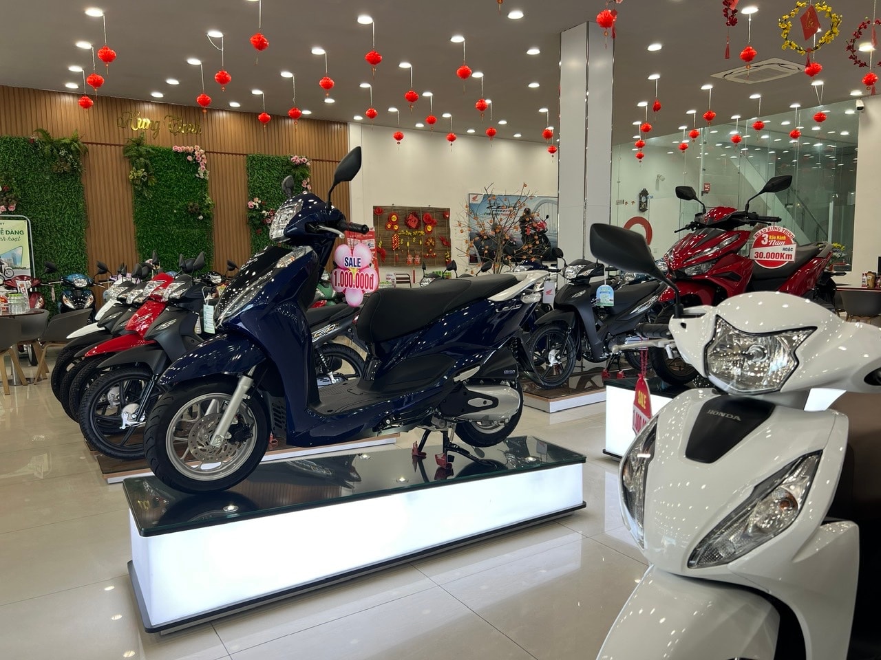 У мотомагазині Hung Thinh Motorcycle Shop у місті Луонг Сон представлений широкий вибір моделей мотоциклів.