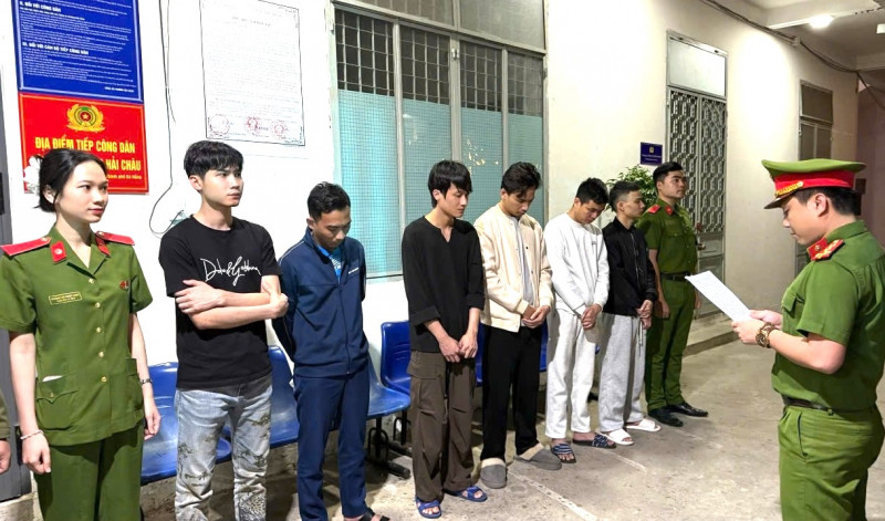 Cơ quan CSĐT Công an TP Đà Nẵng tống đạt quyết định khởi tố các bị can trong vụ án.
