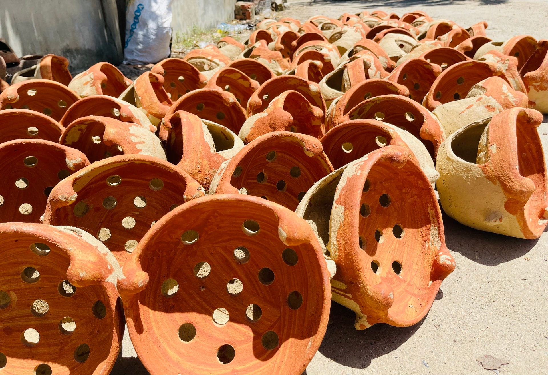 Produsele de ceramică sunt realizate de mâinile femeilor din satul Binh Duc.