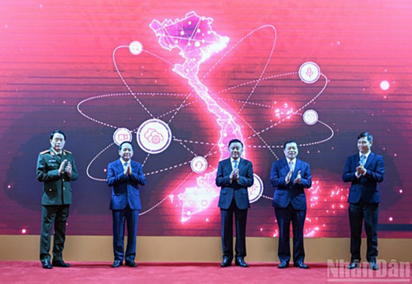 thuong-truc-ban-bi-thu-tran-cam-tu-va-cac-dai-bieu-thuc-hien-nghi-thuc-ra-mat-app-tgdv-tren-dien-thoai-di-dong-anh-duy-linh(1).jpg