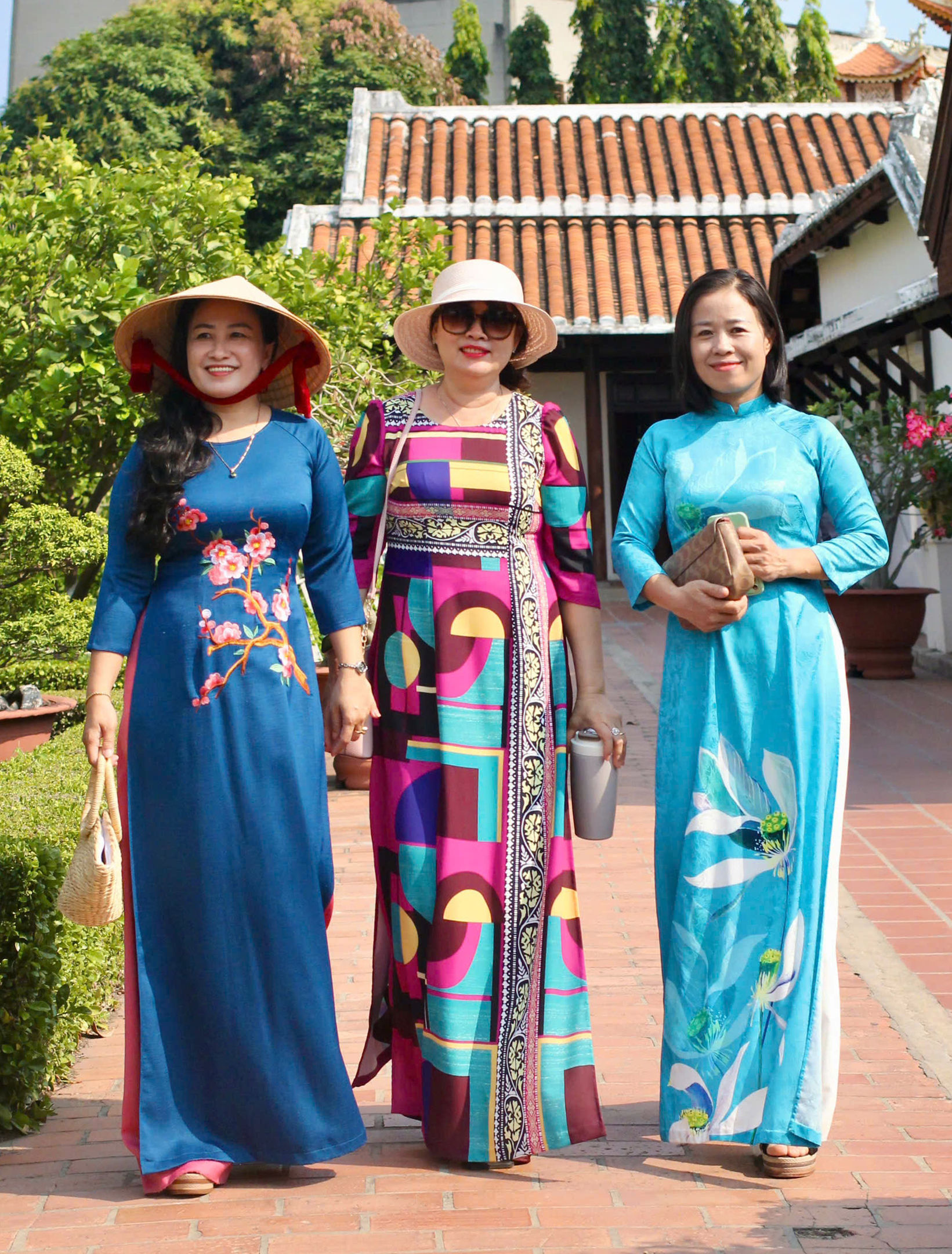 thuot-tha-trong-bo-ao-dai-truyen-thong-luu-giu-khoanh-khac-cuoi-nam-tai-di-tich-truong-duc-thanh.jpg