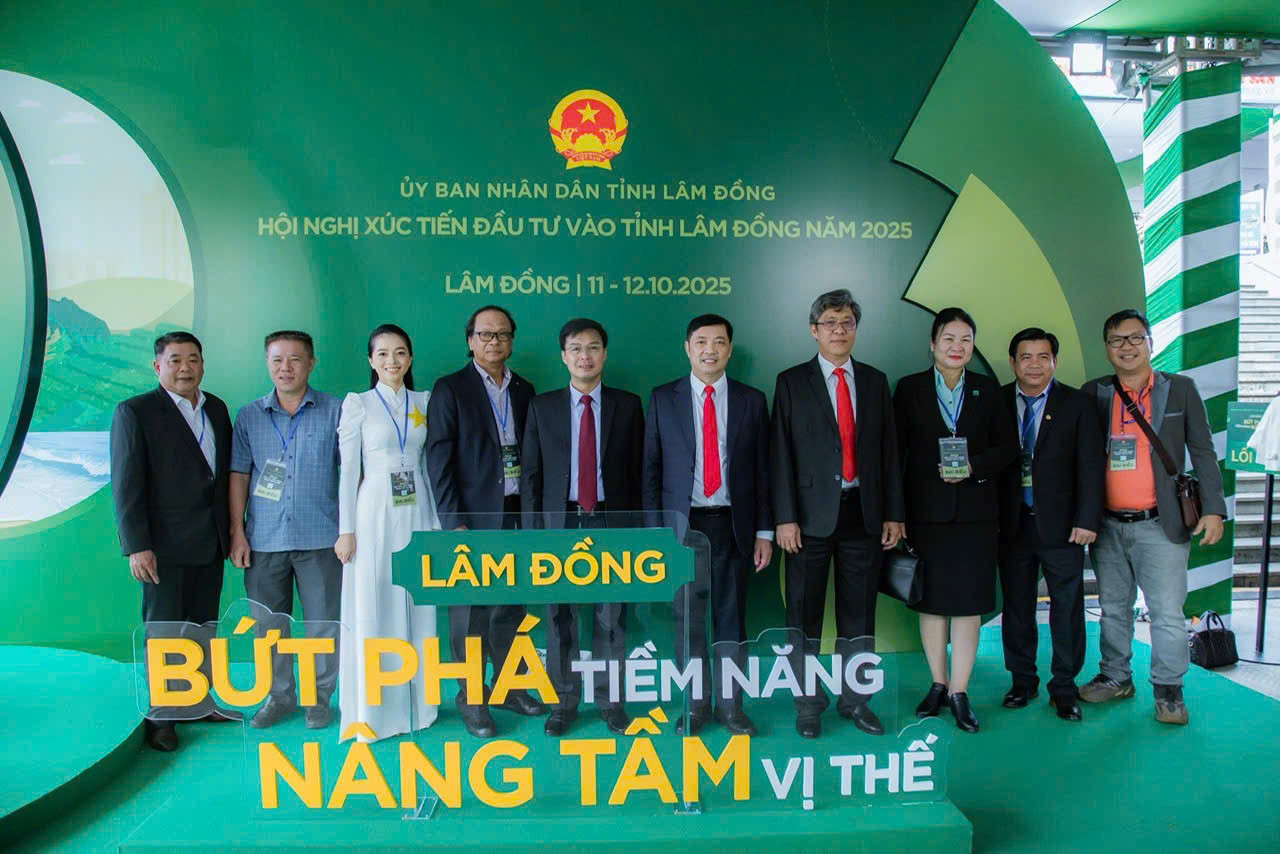 Tổng Giám đốc Nguyễn Thị Kim Giang chụp ảnh kỷ niệm cùng Lãnh đạo tỉnh tại Hội nghị xúc tiến đầu tư vào tỉnh Lâm Đồng năm 2025