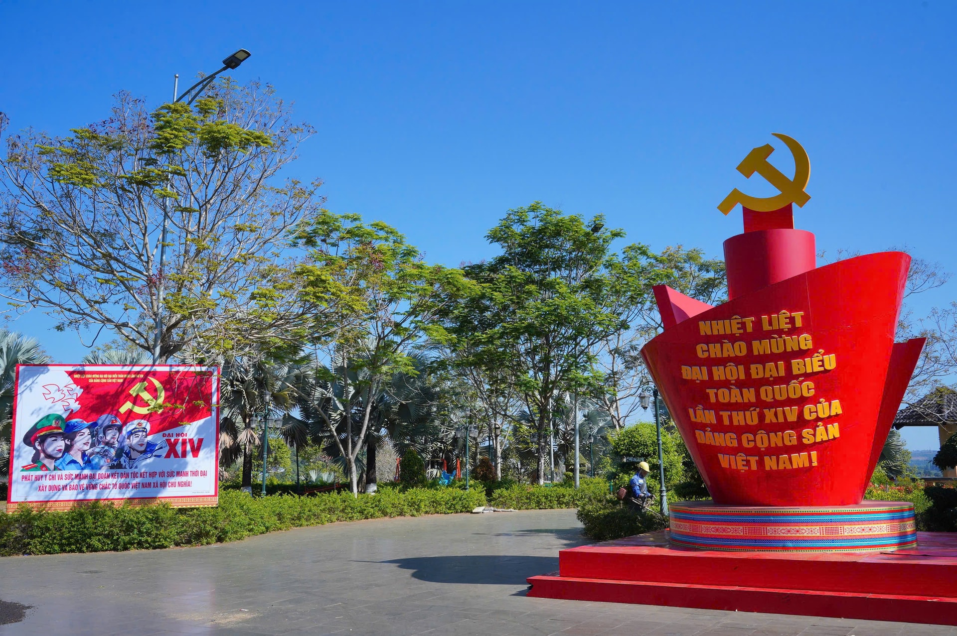 Các địa phương phía Tây Lâm Đồng đẩy mạnh trưng bày biểu trưng, pano, tạo điểm nhấn tuyên truyền hướng về Đại hội XIV của Đảng