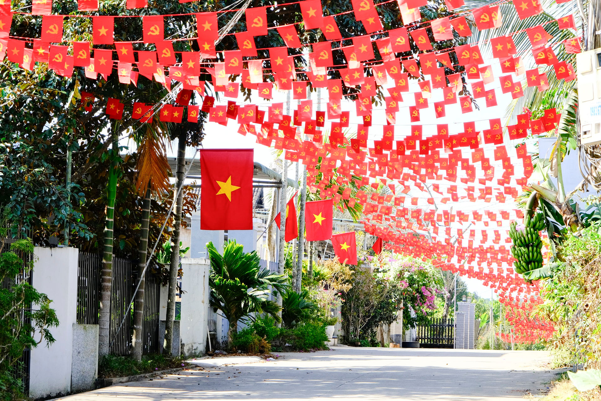 Băng rôn, áp phích với những thông điệp chính trị trang trọng được bố trí đồng bộ tại phường Nam Gia Nghĩa 2