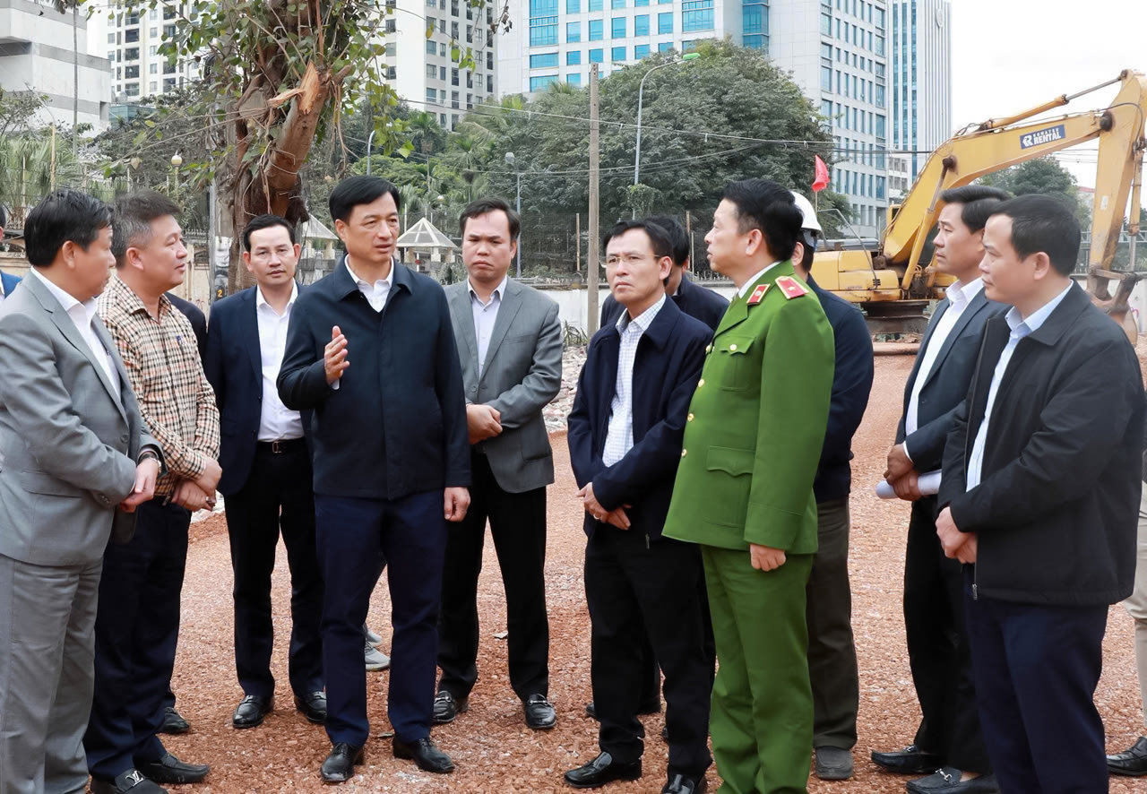 Bi thư Thành ủy Hà Nội Nguyễn Duy Ngọc kiểm tra thực địa việc triển khai dự án đường Vành đai 1.
