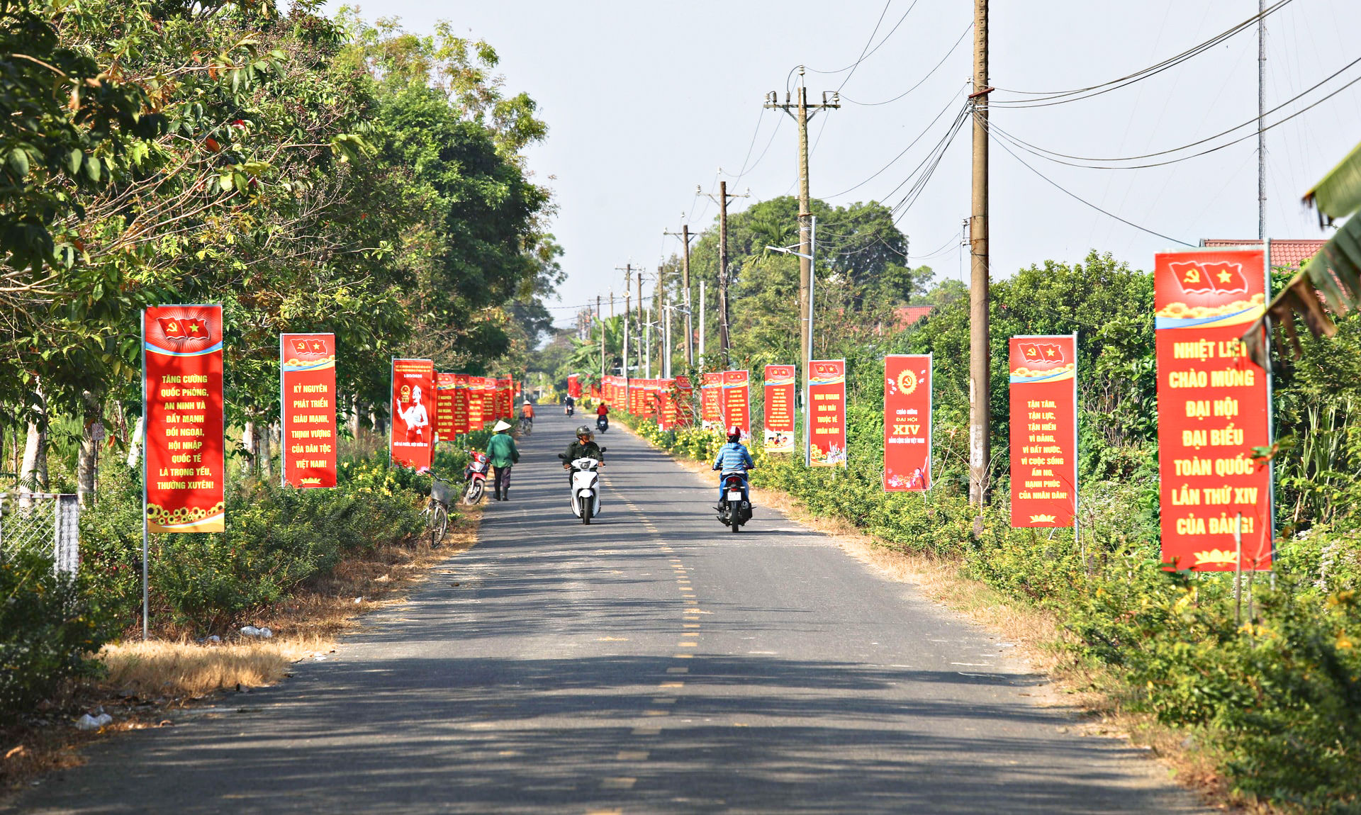 Các cung đường vùng quê xã Đạ Tẻh 2, tỉnh Lâm Đồng rực rỡ pano, băng rôn chào mừng Đại hội đại biểu toàn quốc lần thứ XIV của Đảng