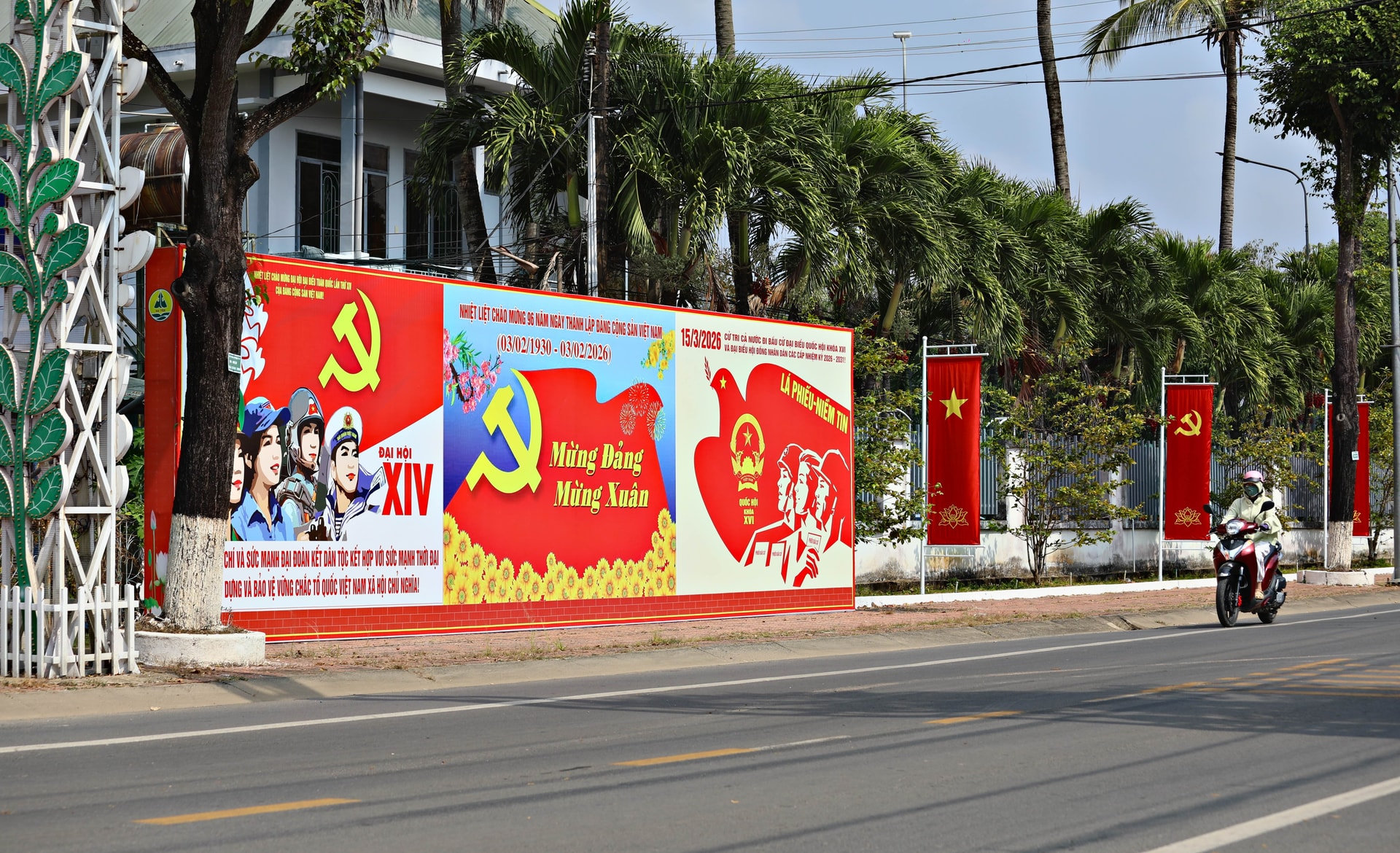 Cụm mô hình, pano, biểu ngữ, tranh cổ động, cờ phướn, băng rôn... chào mừng Đại hội lần thứ XIV của Đảng được dựng và treo trên các cung đường các xã vùng Đạ Tẻh, tỉnh Lâm Đồng 1