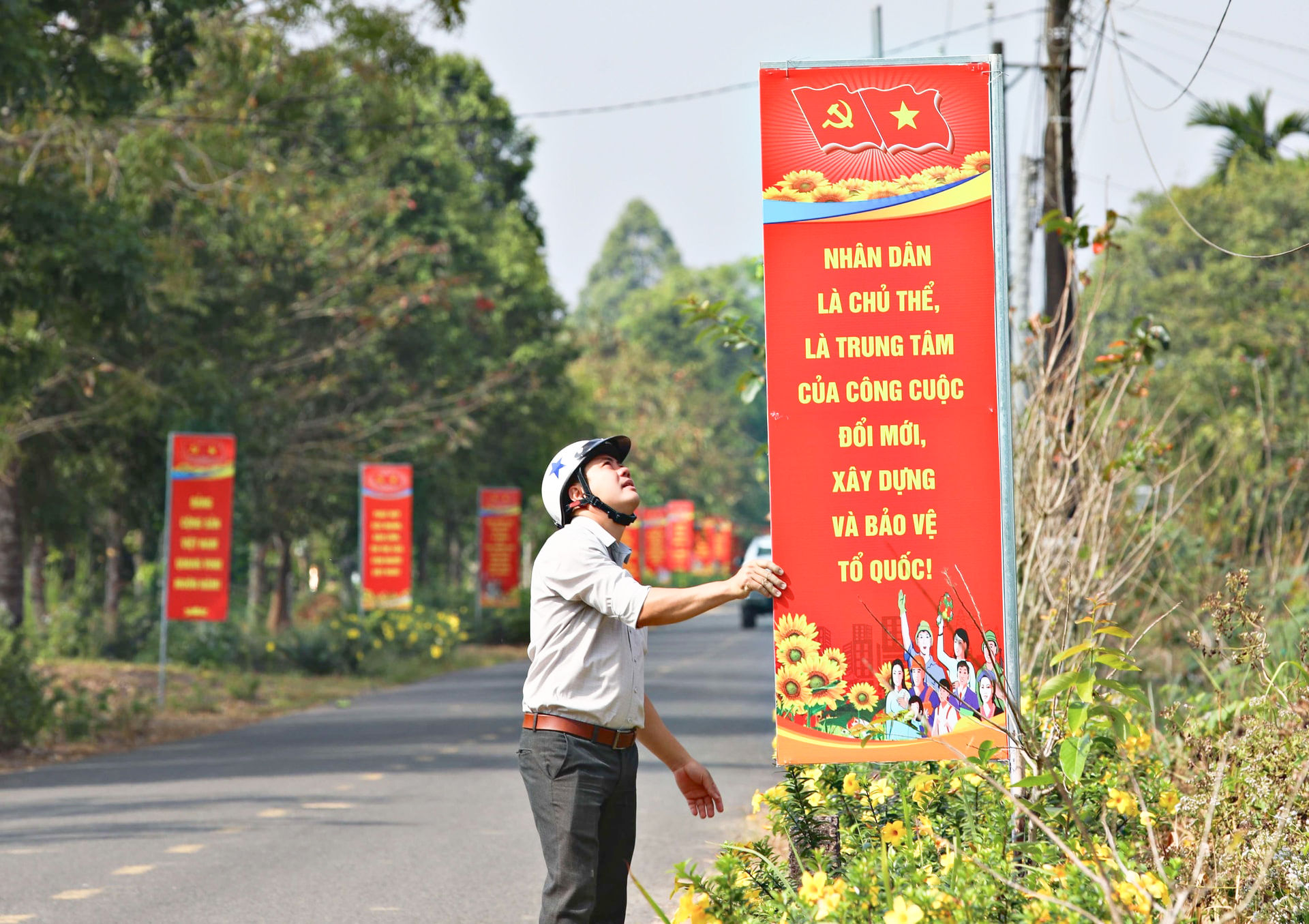 Cụm mô hình, pano, biểu ngữ, tranh cổ động, cờ phướn, băng rôn... chào mừng Đại hội lần thứ XIV của Đảng được dựng và treo trên các cung đường các xã vùng Đạ Tẻh, tỉnh Lâm Đồng