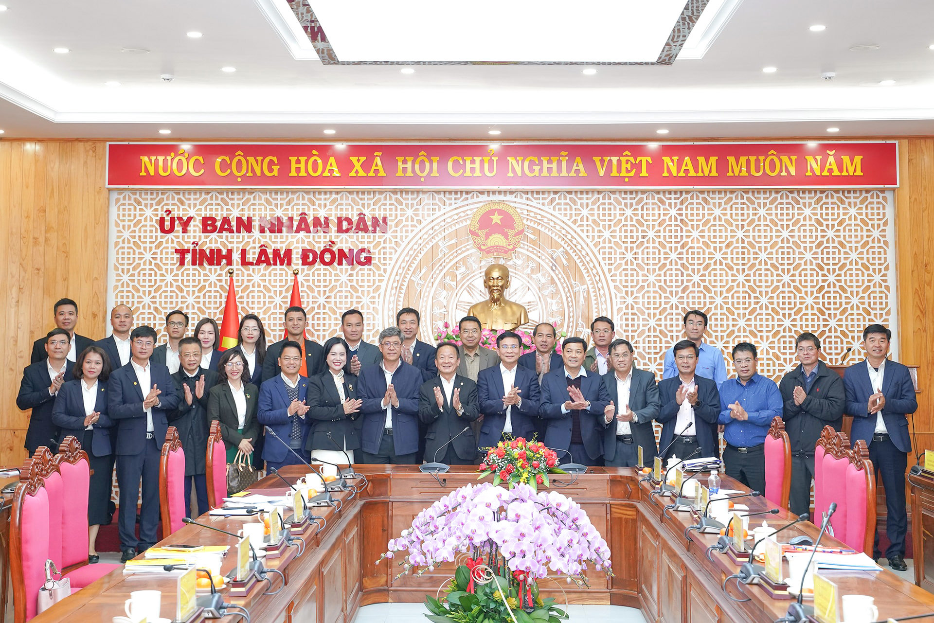 dai-bieu-tham-du-buoi-lam-viec-chup-hinh-luu-niem.jpg