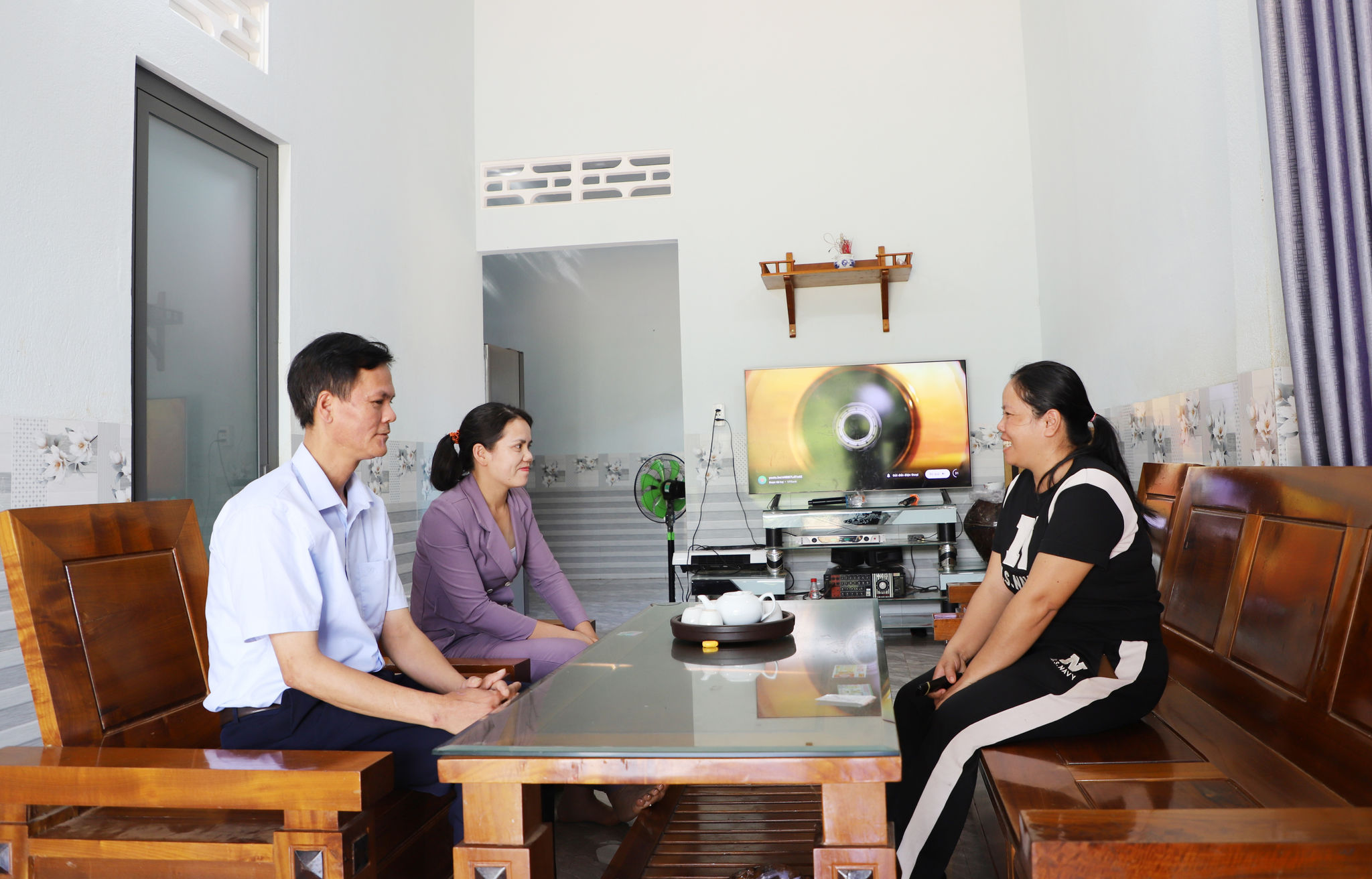 Chị K’Lệ Thủy, thôn 6, xã Quảng Khê vui mừng trong căn nhà kiên cố, trở thành động lực để chị tiếp tục vươn lên trong cuộc sống