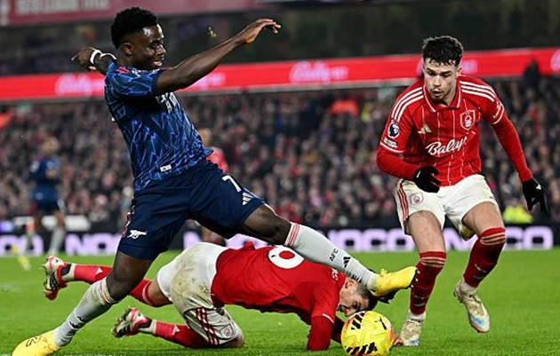 Hàng phòng ngự Nottingham Forest chơi kỷ luật trước sức ép của Arsenal.
