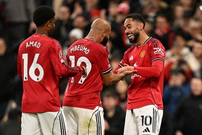 Các cầu thủ chạy cánh của Manchester United ăn mừng bàn thắng trong trận derby