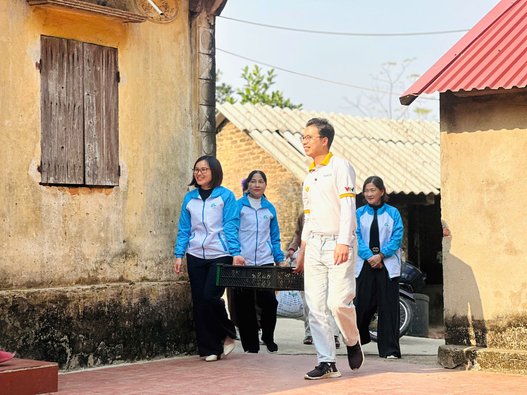 Chương trình trao tặng gà giống cho học sinh nghèo