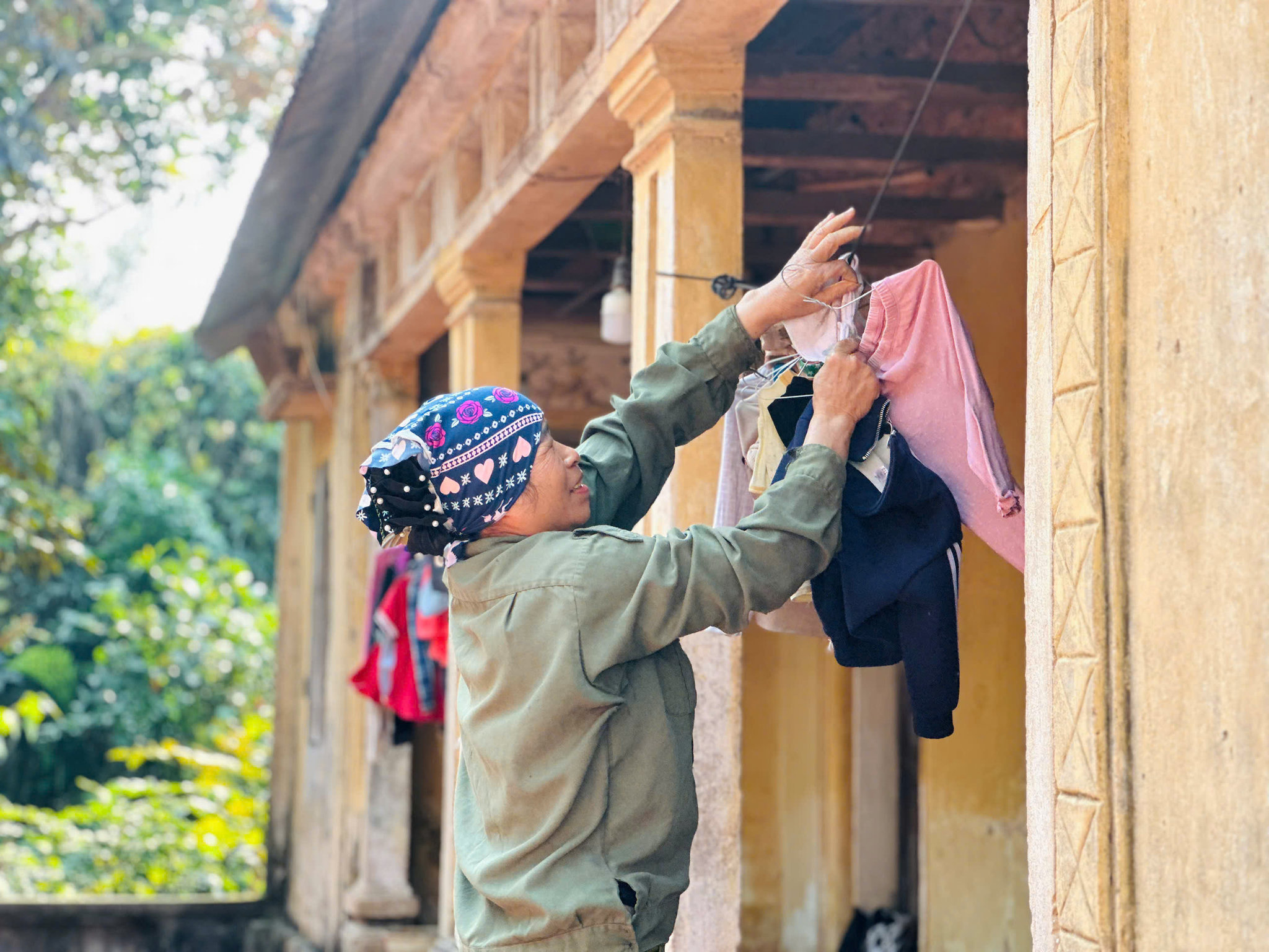 Gia đình em Duyên sống trong căn nhà cũ kỹ tại thôn Hạ