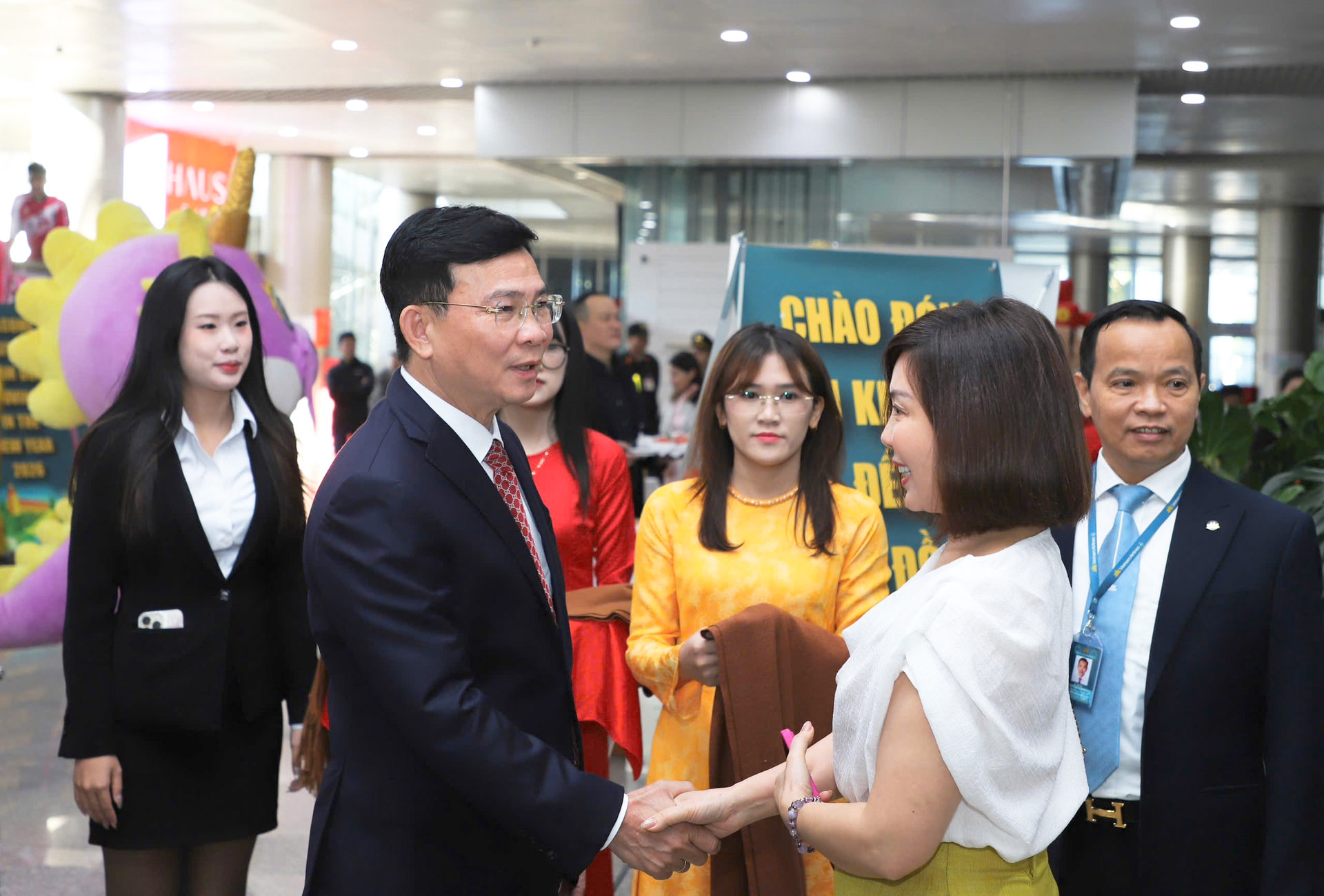 pho-bi-thu-tinh-uy-chu-tich-ubnd-tinh-ho-van-muoi-don-du-khach-den-du-lich-dau-nam-2026.jpg