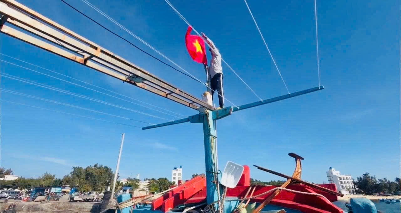 Tại Đặc khu Phú Quý, địa phương biển đảo xa xôi của tỉnh Lâm Đồng, nhiều ngày qua pano, biểu ngữ, cờ Đảng, cờ Tổ quốc chào mừng Đại hội được treo trang trọng