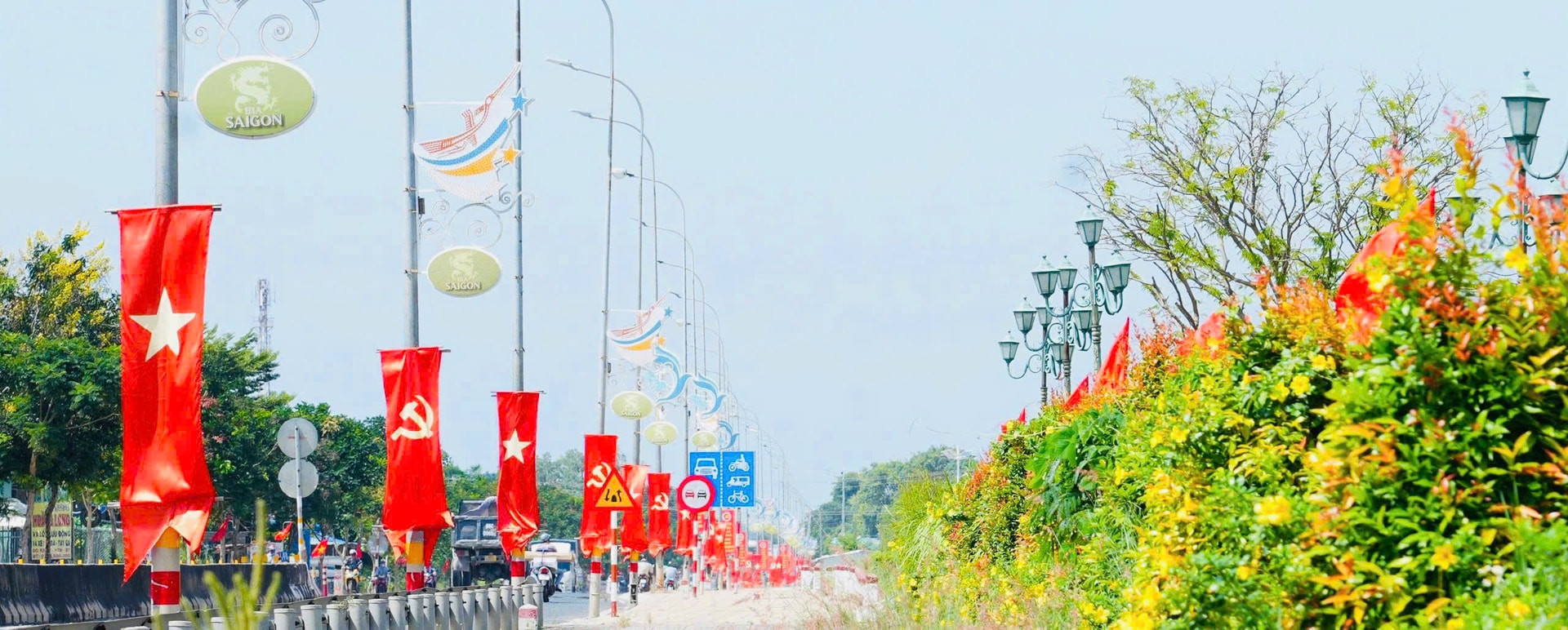 Tại tuyến Quốc lộ 1A, đoạn qua địa bàn xã Hàm Thuận Nam cũng được trang trí cờ hoa rực rỡ