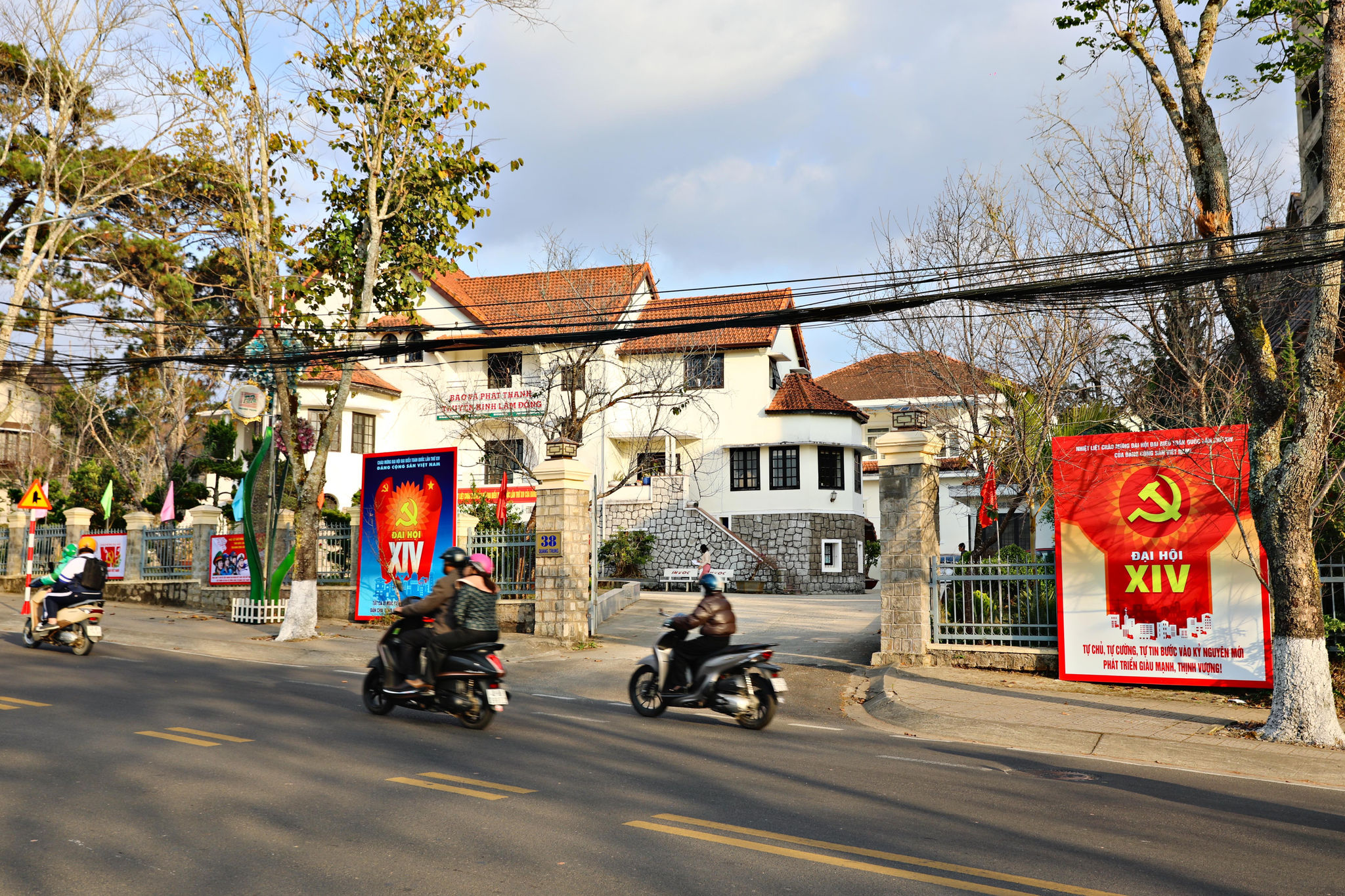 Trụ sở Báo và Phát thanh Truyền hình Lâm Đồng được trang hoàng cờ hoa, Pano chào mừng ngày hội lớn của đất nước