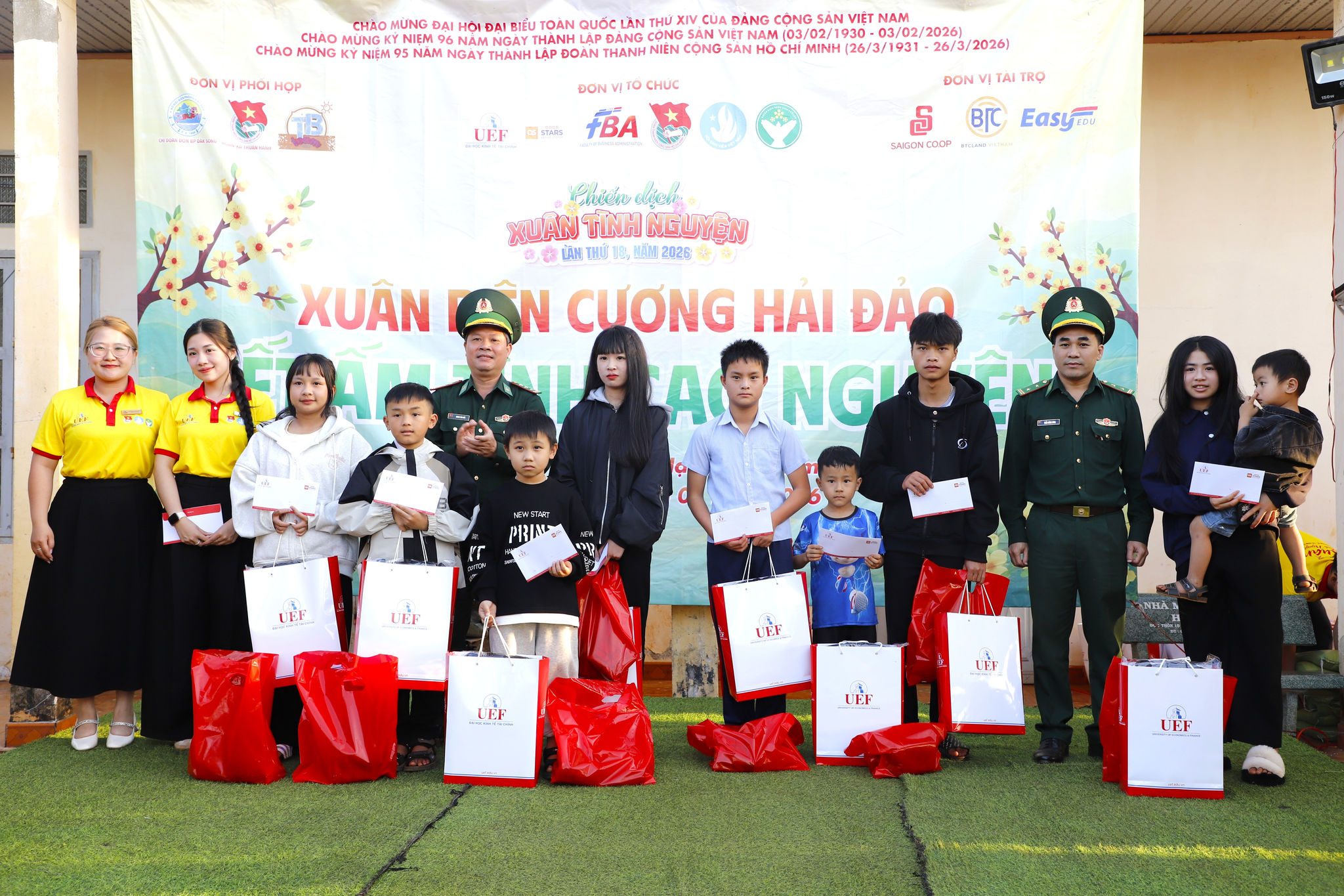 Tặng quà cho các em vượt khó vươn lên trong học tập