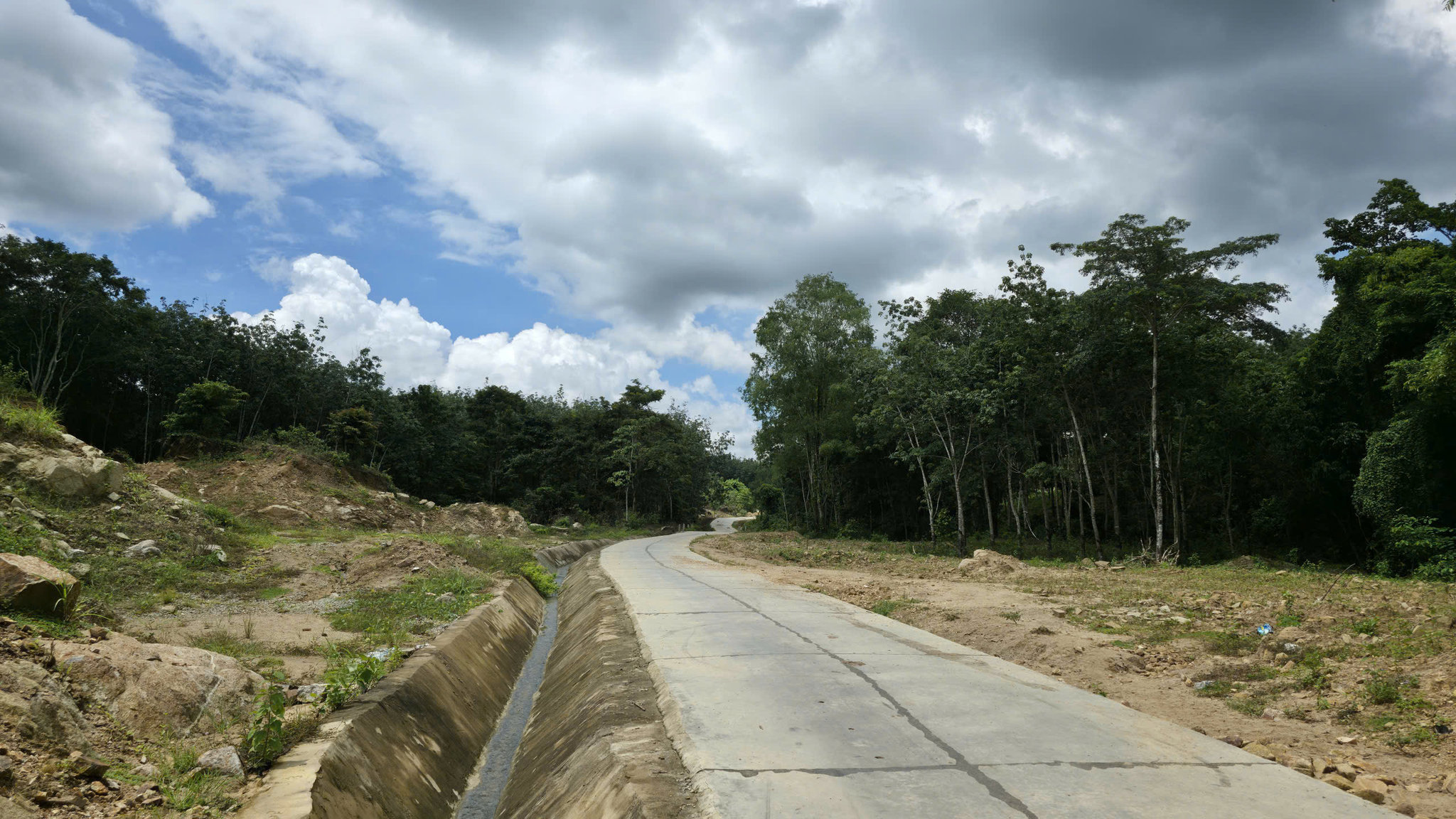 Những con đường cứng hóa giúp đồng bào DTTS xã Tánh Linh thuận lợi hơn trong đi lại, sản xuất, vận chuyển nông sản (Ảnh: Long Thiệu)