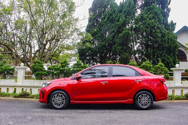 Phần đuôi xe KIA Soluto thiết kế đơn giản