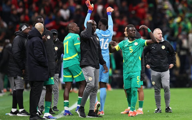 Các cầu thủ Senegal rời sân để phản đối quả phạt đền được trao cho Morocco.