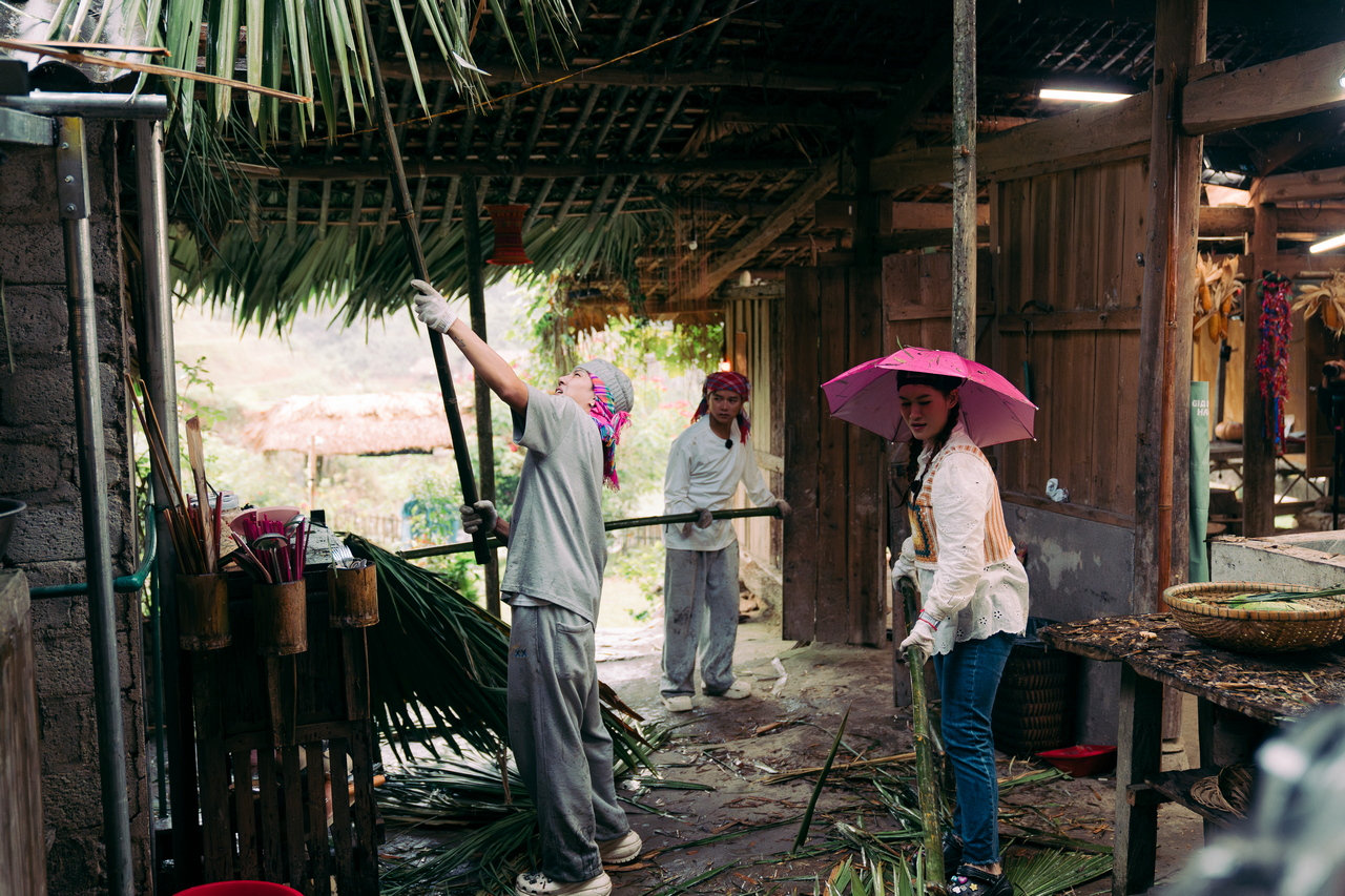 Jun Phạm và Duy Khánh thực hiện công việc lợp mái nhà