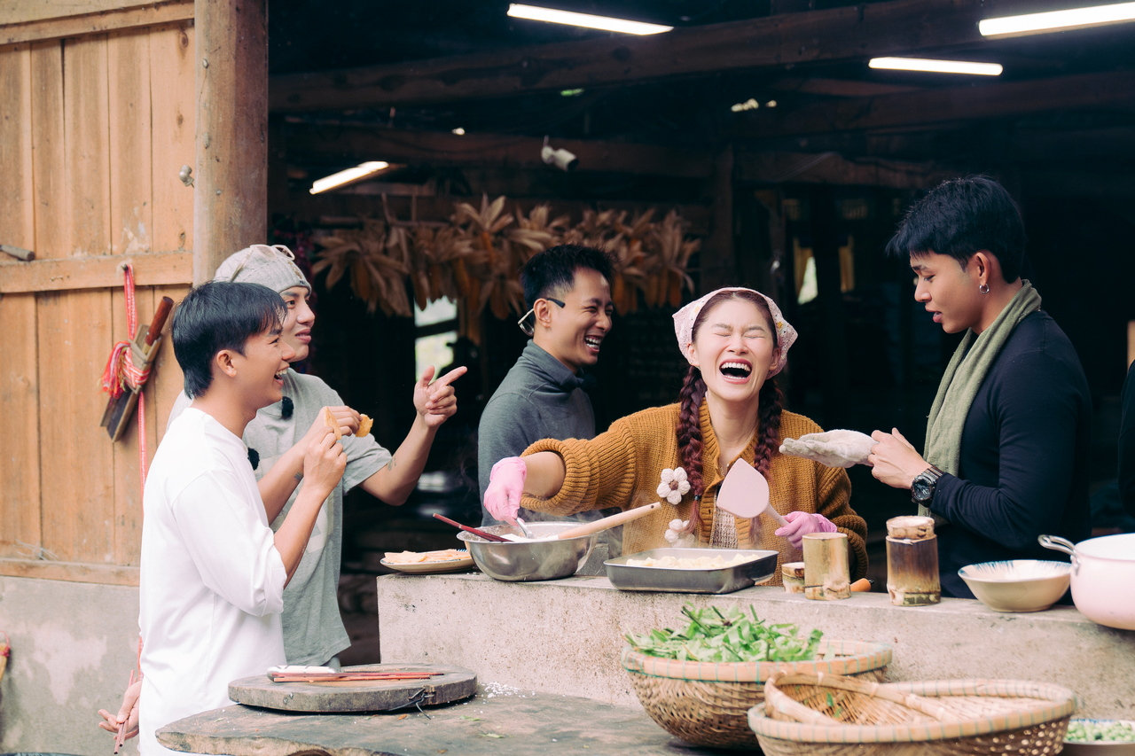 Ngọc Thanh Tâm và bộ dụng cụ nấu nướng màu hồng đặc trưng