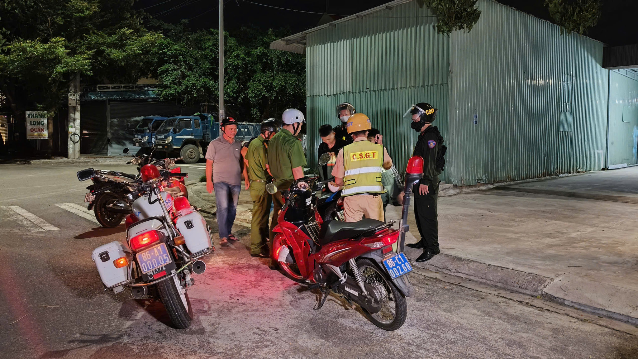 Lực lượng Cảnh sát Hình sự Kiểm tra các trường hợp khả nghi