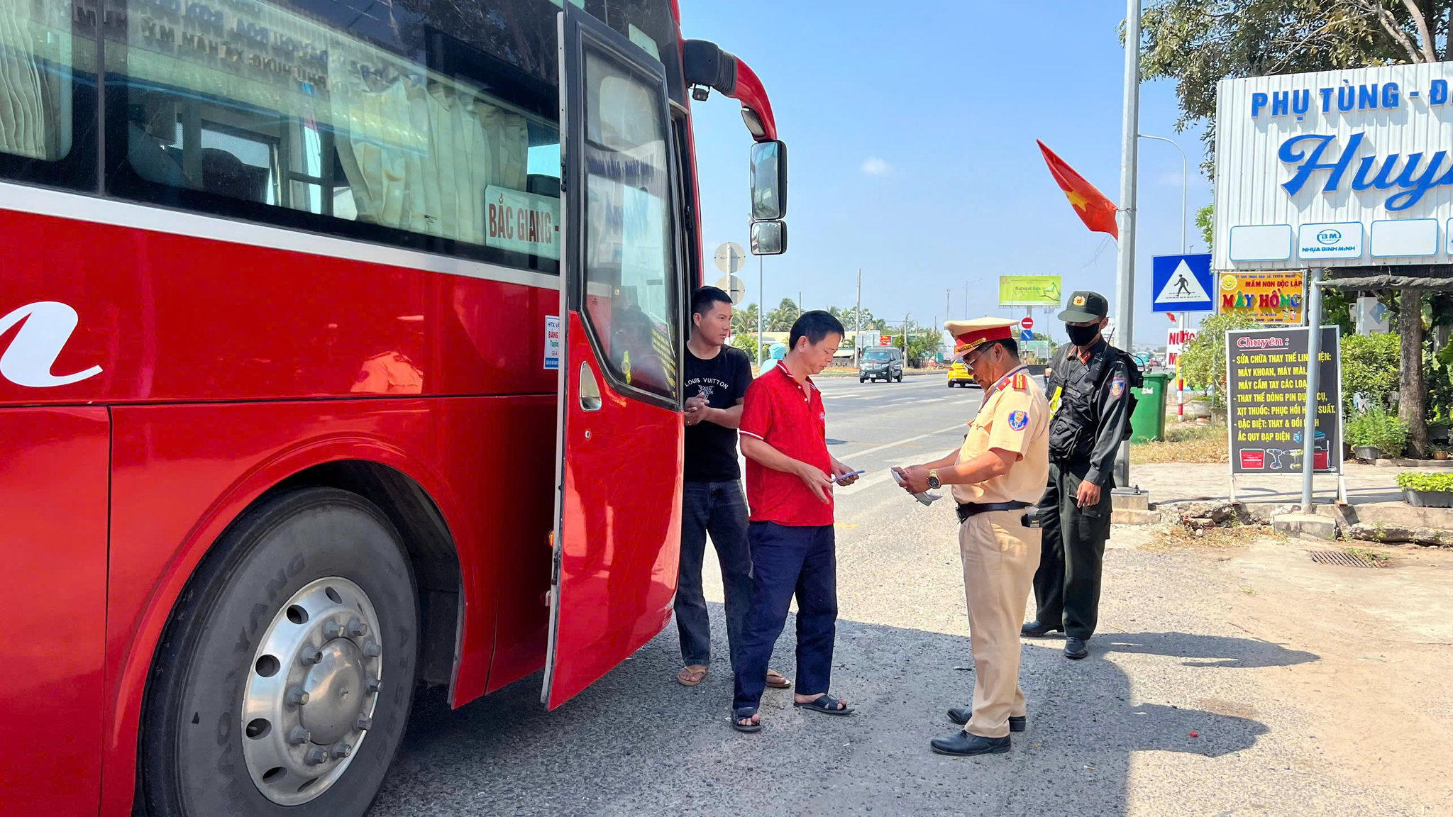 Lực lượng CSGT tuần tra, kiểm soát, xử lý vi phạm giao thông (1)