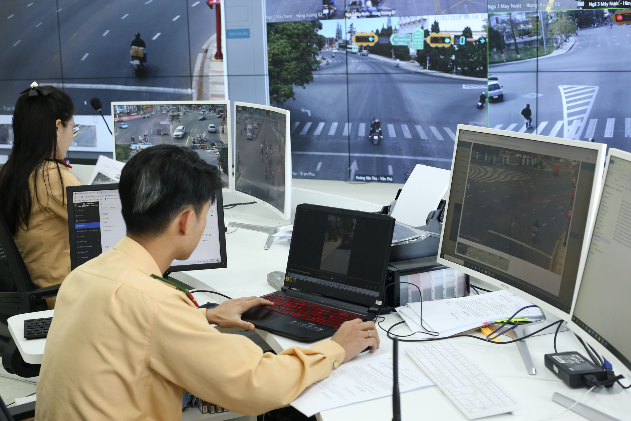 Ngoài việc tuần tra ngoài hiện trường, lực lượng CSGT còn theo dõi tình hình giao thông qua hệ thống camera giám sát, kịp thời xử lý những thình huống phát sinh (1)
