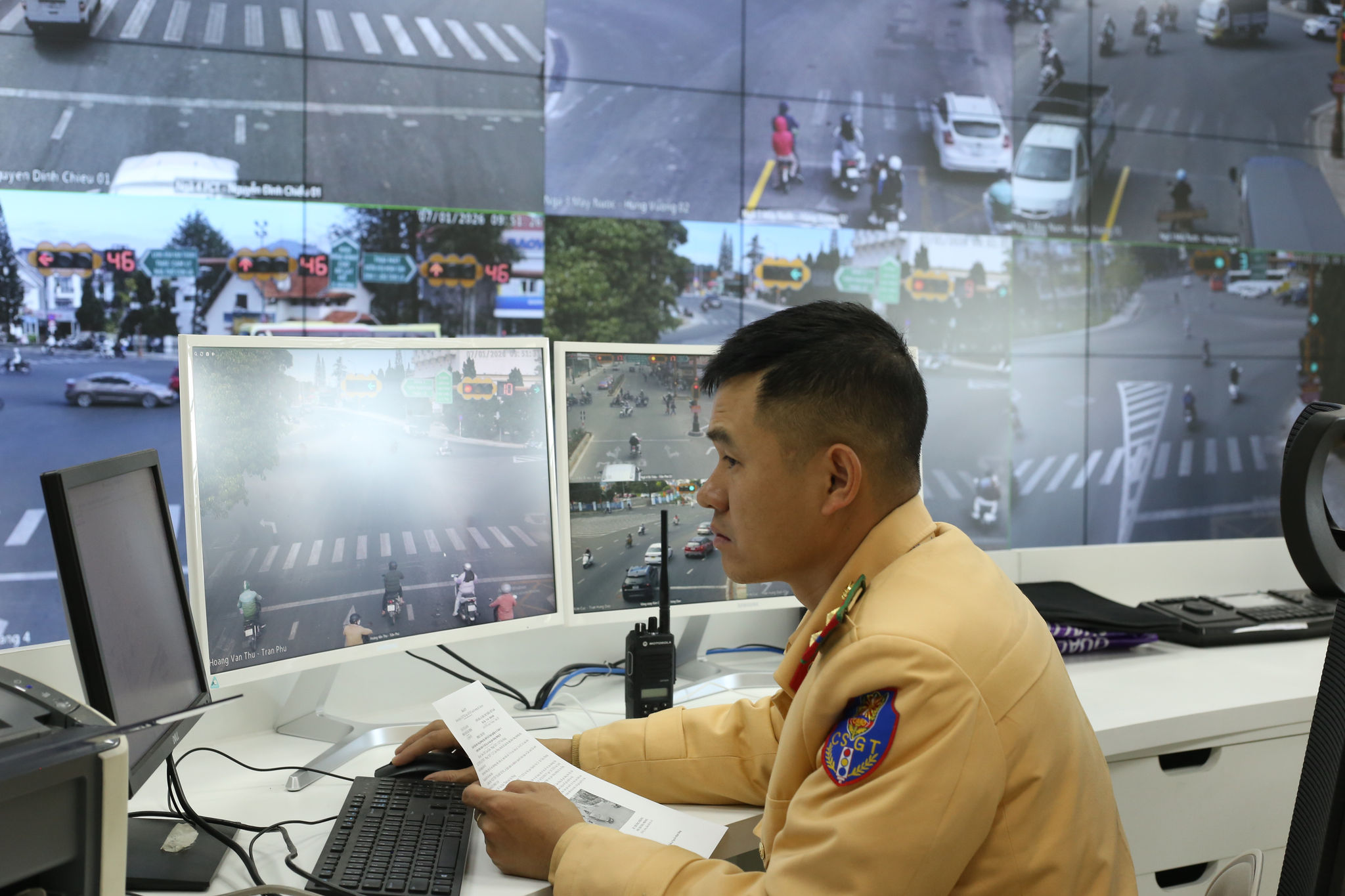 Ngoài việc tuần tra ngoài hiện trường, lực lượng CSGT còn theo dõi tình hình giao thông qua hệ thống camera giám sát, kịp thời xử lý những thình huống phát sinh (2)