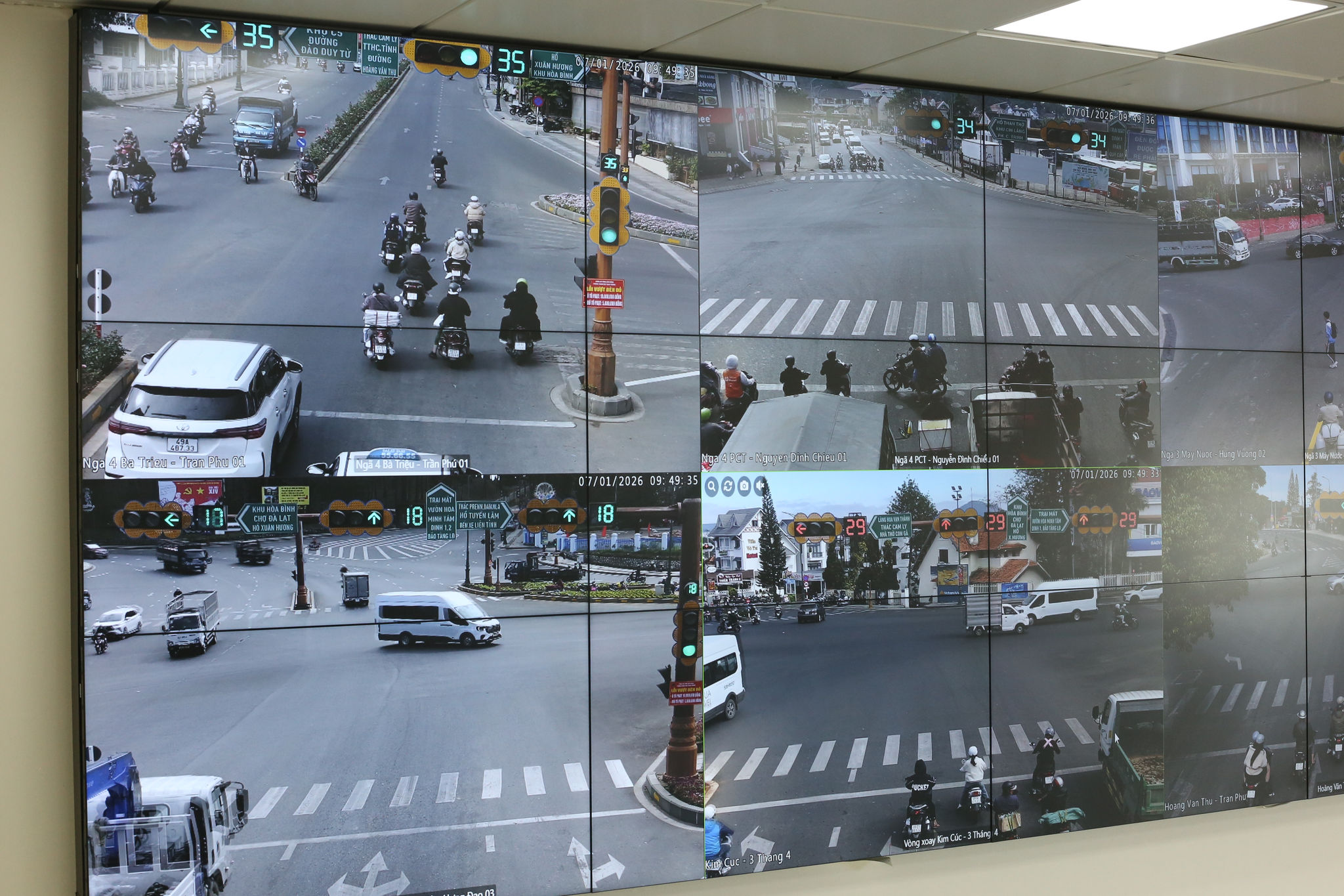 Ngoài việc tuần tra ngoài hiện trường, lực lượng CSGT còn theo dõi tình hình giao thông qua hệ thống camera giám sát, kịp thời xử lý những thình huống phát sinh (3)