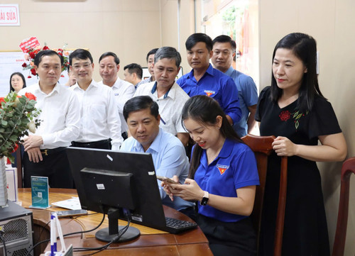 Bí thư Tỉnh ủy Đắk Lắk Lương Nguyễn Minh Triết kiểm tra hoạt động tiếp nhận và giải quyết thủ tục hành chính tại Trung tâm Phục vụ hành chính công phường Ea Kao. (Ảnh: HỒNG CHUYÊN) a7.jpg