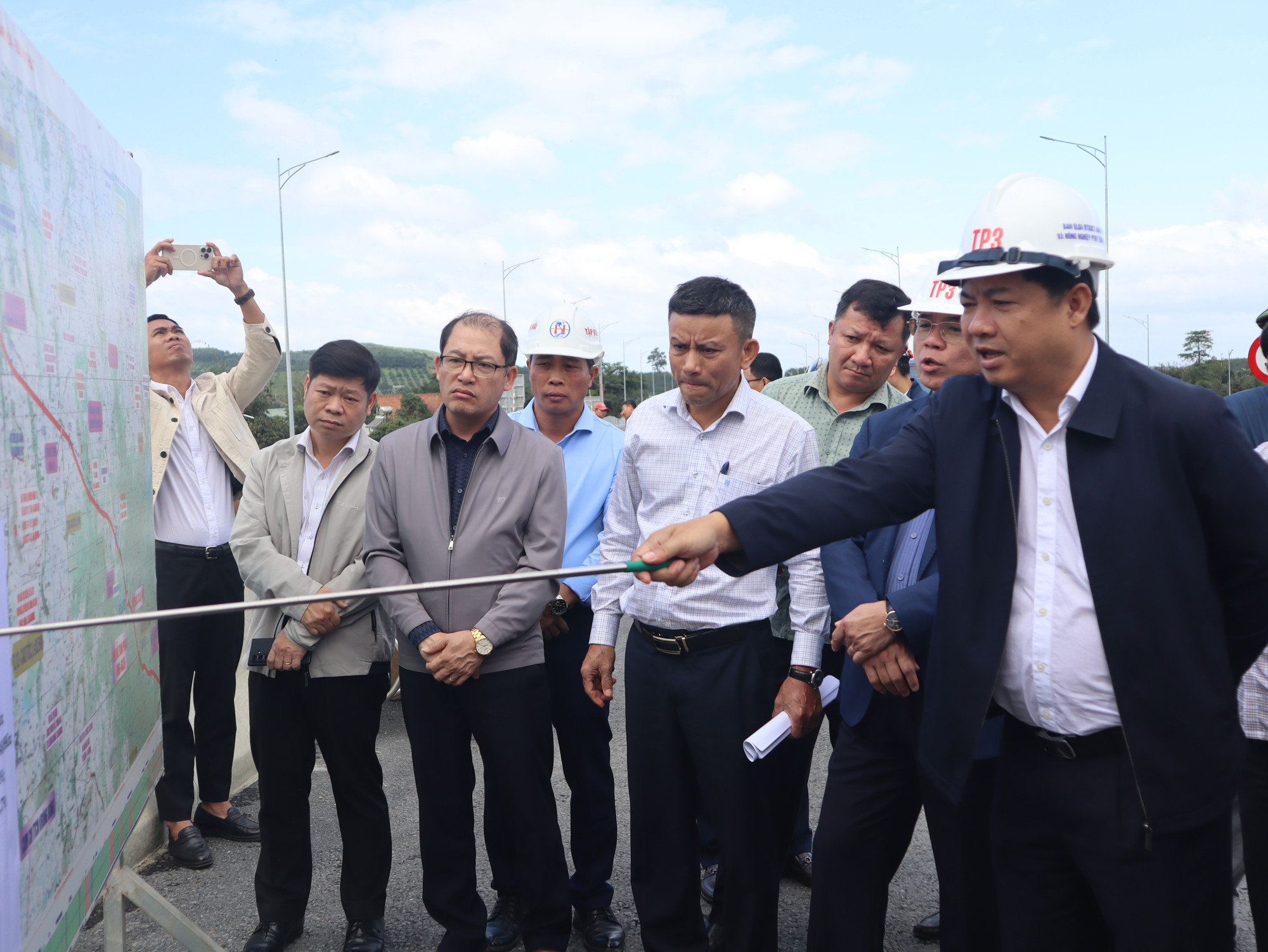 Ủy viên dự khuyết Ban chấp hành Trung ương Đảng, Bí thư Tỉnh ủy Lương Nguyễn Minh Triết kiểm tra thực địa Dự án thành phần 3 thuộc Dự án cao tốc Khánh Hòa-Buôn Ma Thuột. (Ảnh: HOÀNG TUYẾT) a5.jpg