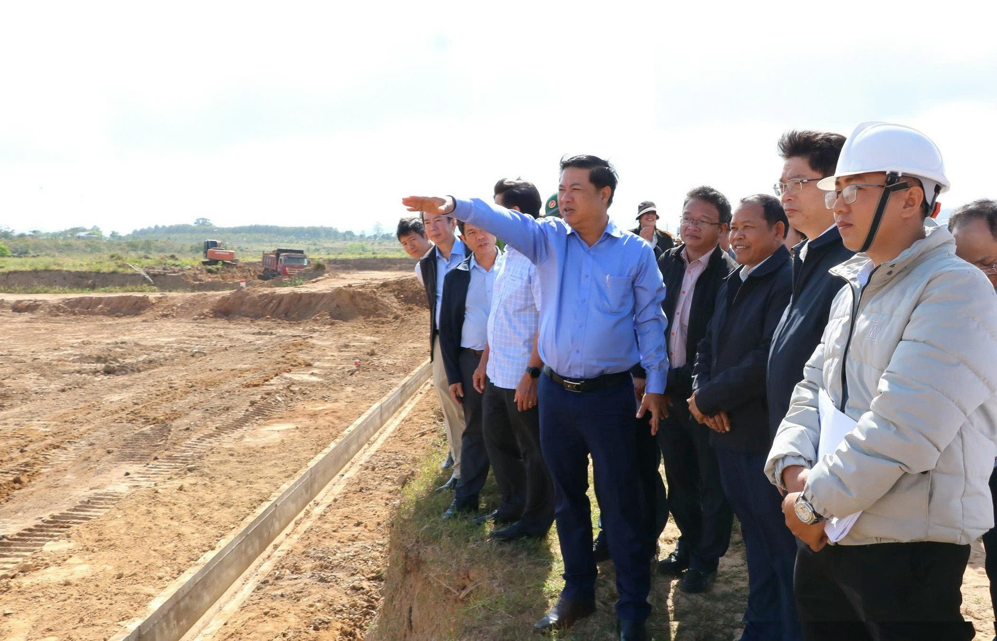 Bí thư Tỉnh ủy Lương Nguyễn Minh Triết kiểm tra thực tế hạng mục xây dựng đồng ruộng đất trồng lúa cho người dân. (Ảnh: HÀ MY) a3.jpg