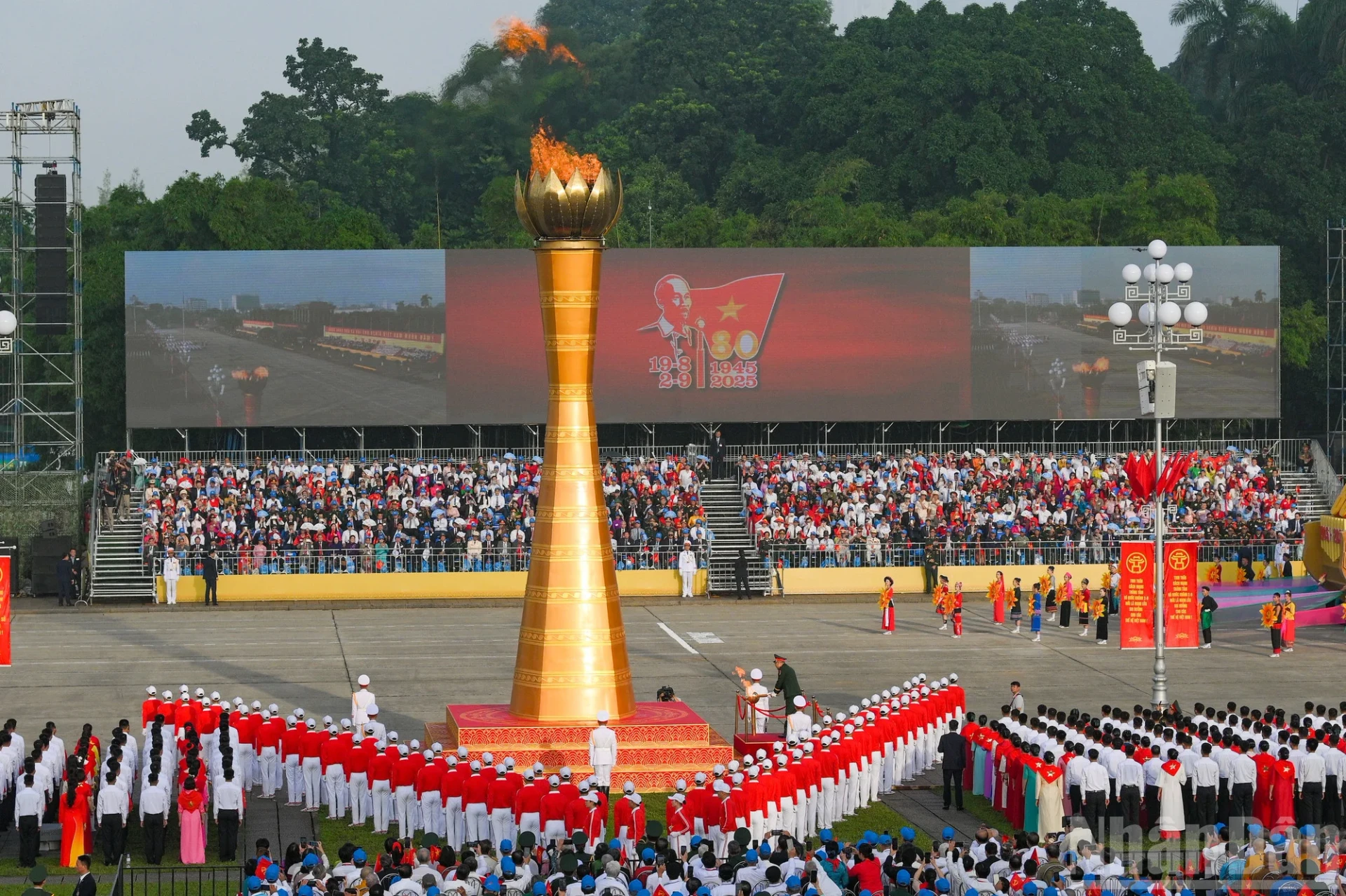 Ngọn lửa được trao cho Trung tướng, Anh hùng lực lượng vũ trang nhân dân Nguyễn Đức Soát, nguyên Phó Tổng Tham mưu trưởng Quân đội nhân dân Việt Nam, người đã có thành tích đặc biệt xuất sắc, bắn rơi 6 máy bay của địch, trở thành một trong những phi công anh hùng của Quân đội nhân dân Việt Nam để thắp lên đài lửa.