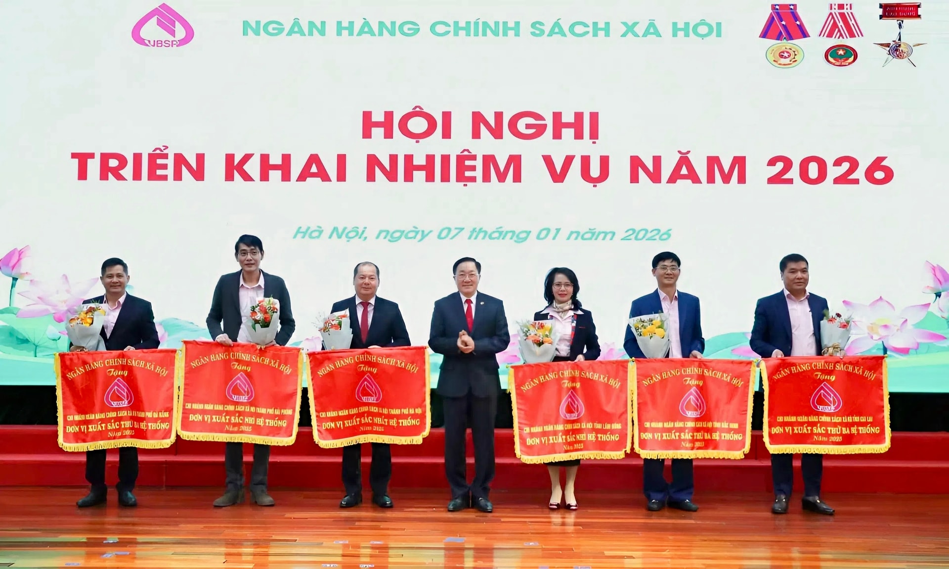 Bà Nguyễn Thị Ngọc Thu - Giám đốc NHCSXH Chi nhánh tỉnh Lâm Đồng nhận danh hiệu “Đơn vị xuất sắc nhì hệ thống”