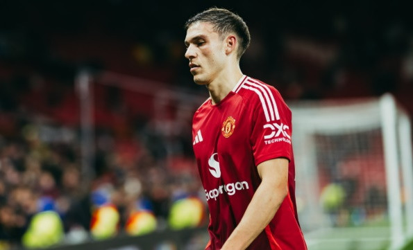 MU dự định đổi Ugarte lấy Noah Sadiki