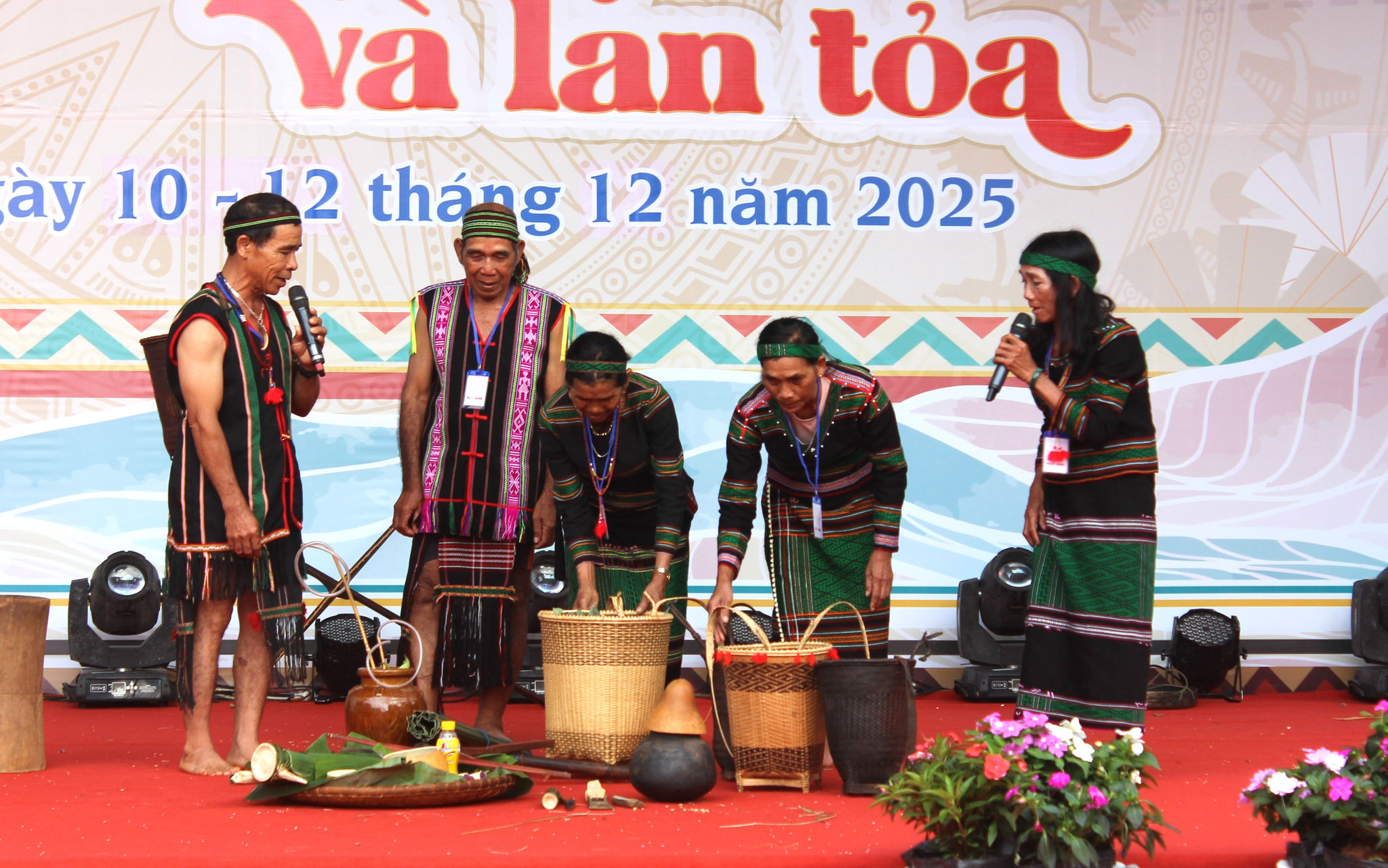 Không chỉ dệt giỏi, bà Thị Ai (ngoài cùng bên phải) còn am hiểu cồng chiêng, dân ca, làm rượu cần, ẩm thực – những giá trị cốt lõi của văn hóa M’nông