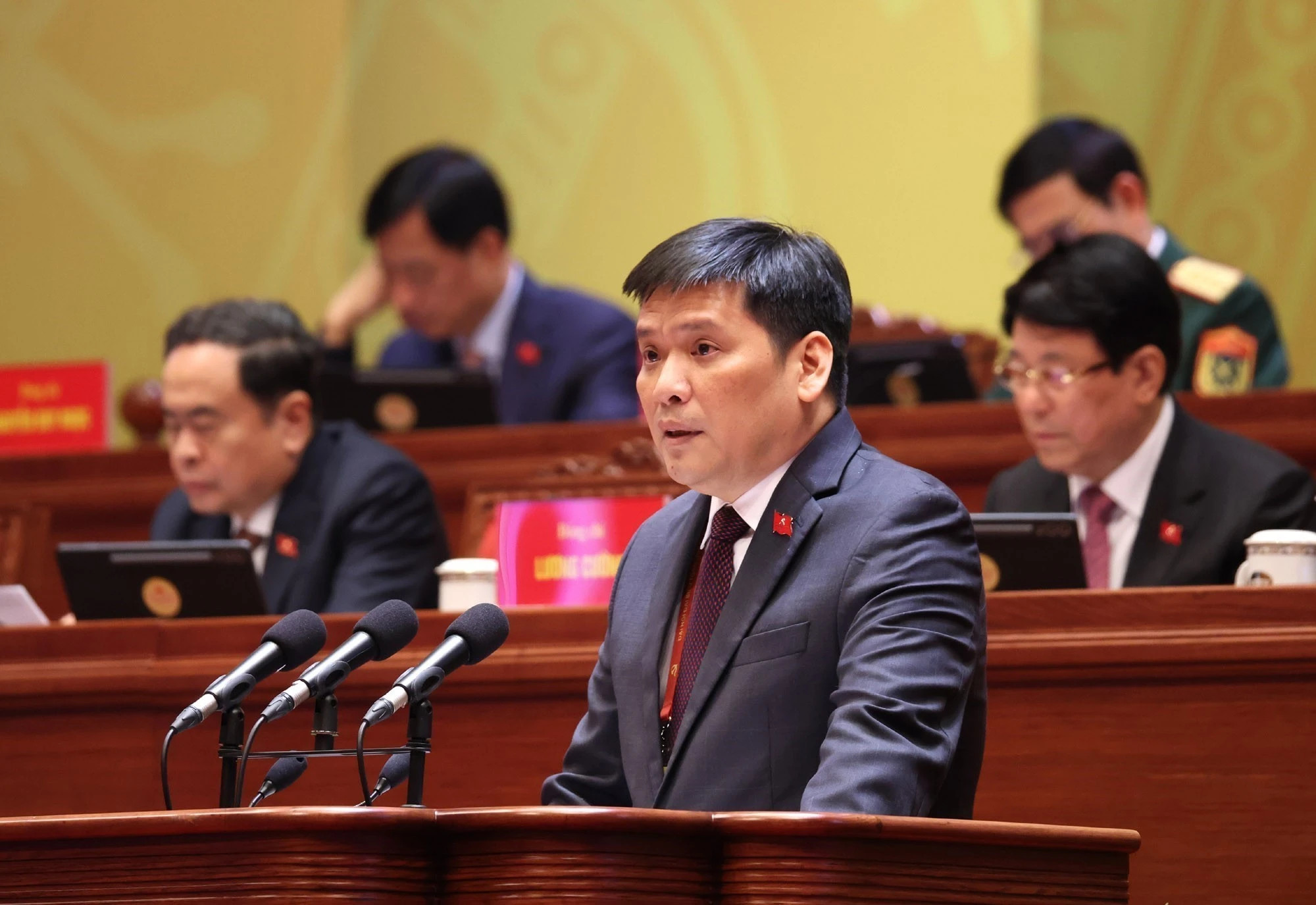 Đồng chí Nguyễn Thanh Bình, Phó Trưởng ban Tổ chức Trung ương trình bày tham luận tại phiên thảo luận các dự thảo văn kiện của Đại hội XIV.