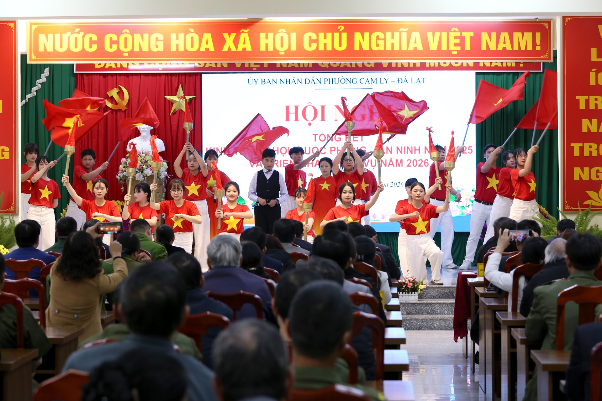 Spectacles culturels pour accueillir la conférence.