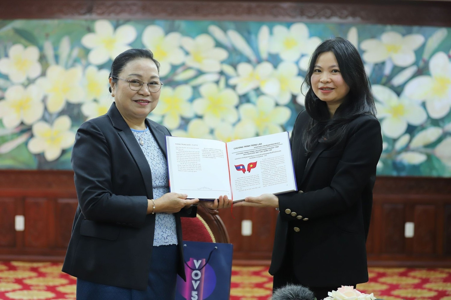 Đại sứ nước Cộng hòa Dân chủ Nhân dân Lào tại Việt Nam Khamphao Ernthavanh trao học bổng chương trình học tiếng Lào cho sinh viên Việt Nam. (Ảnh: Đại sứ quán Lào tại Việt Nam)