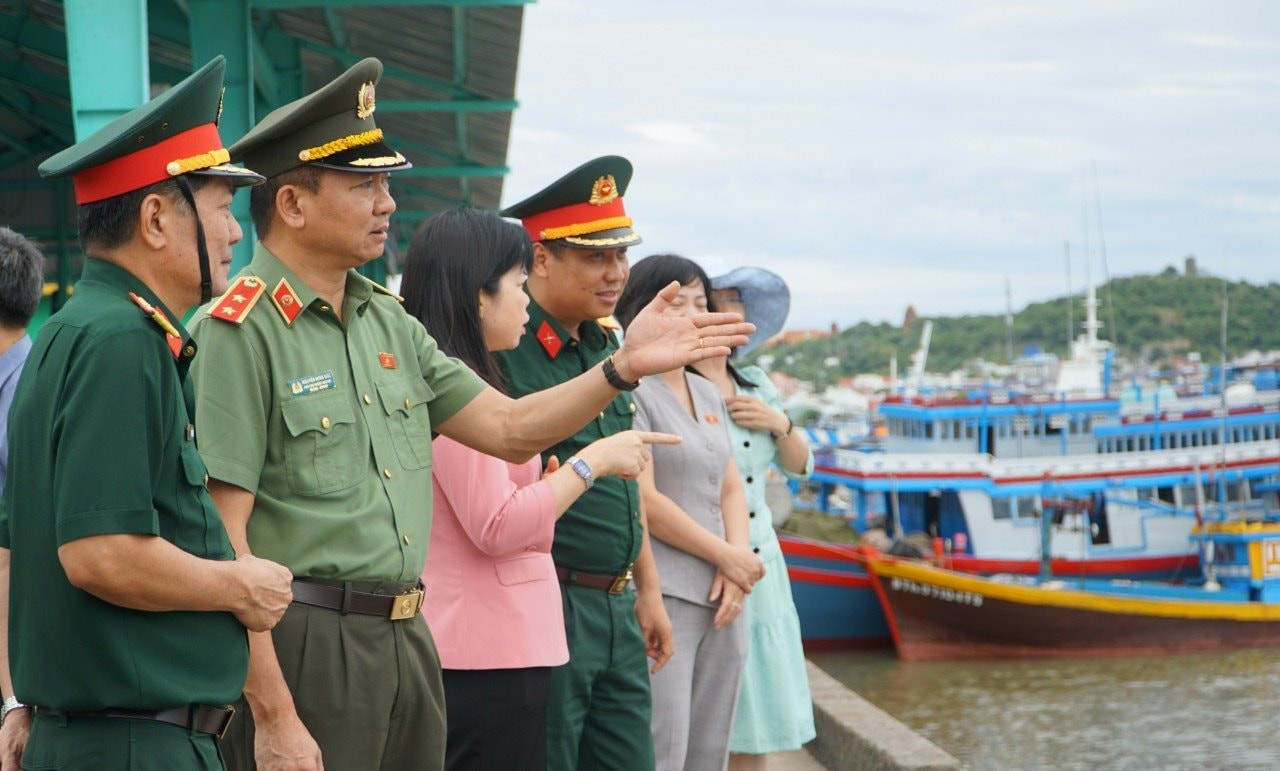 Đoàn khảo sát Ủy ban Quốc phòng và An ninh của Quốc hội đi thực tế tại khu vực Cảng phòng tránh trú bão