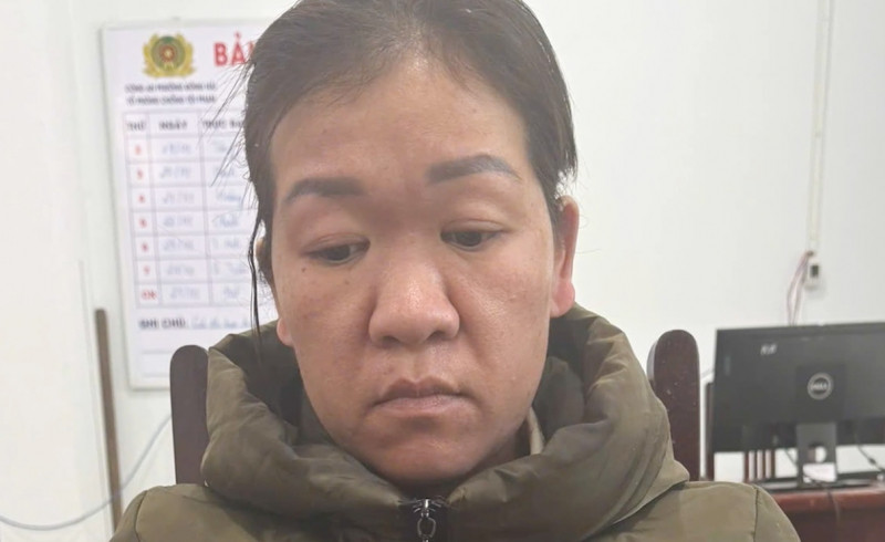 Đối tượng Bùi Thị Nở tại Công an phường Đông Hải.